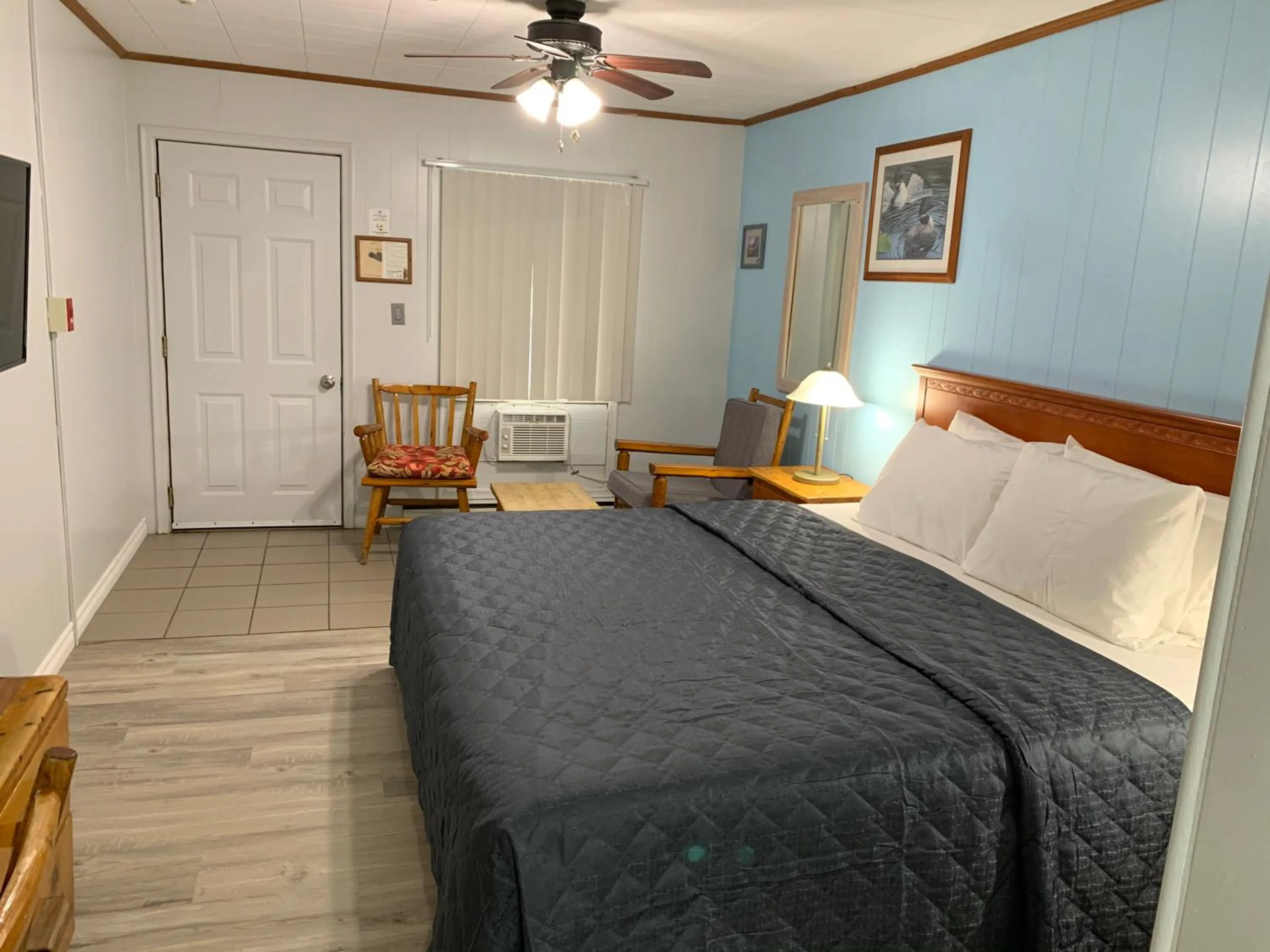 Bed in Town & Country Motel