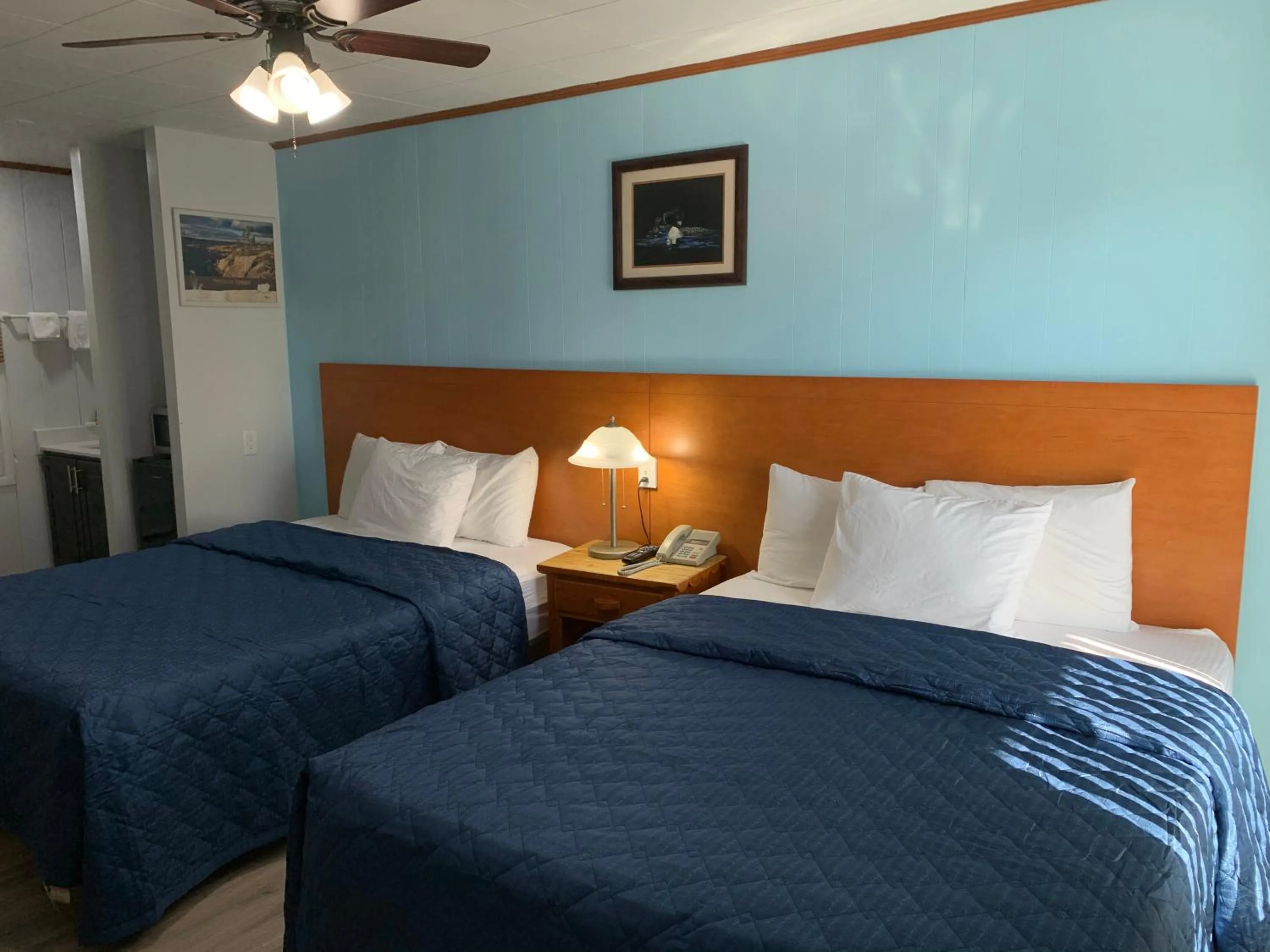 Bed in Town & Country Motel