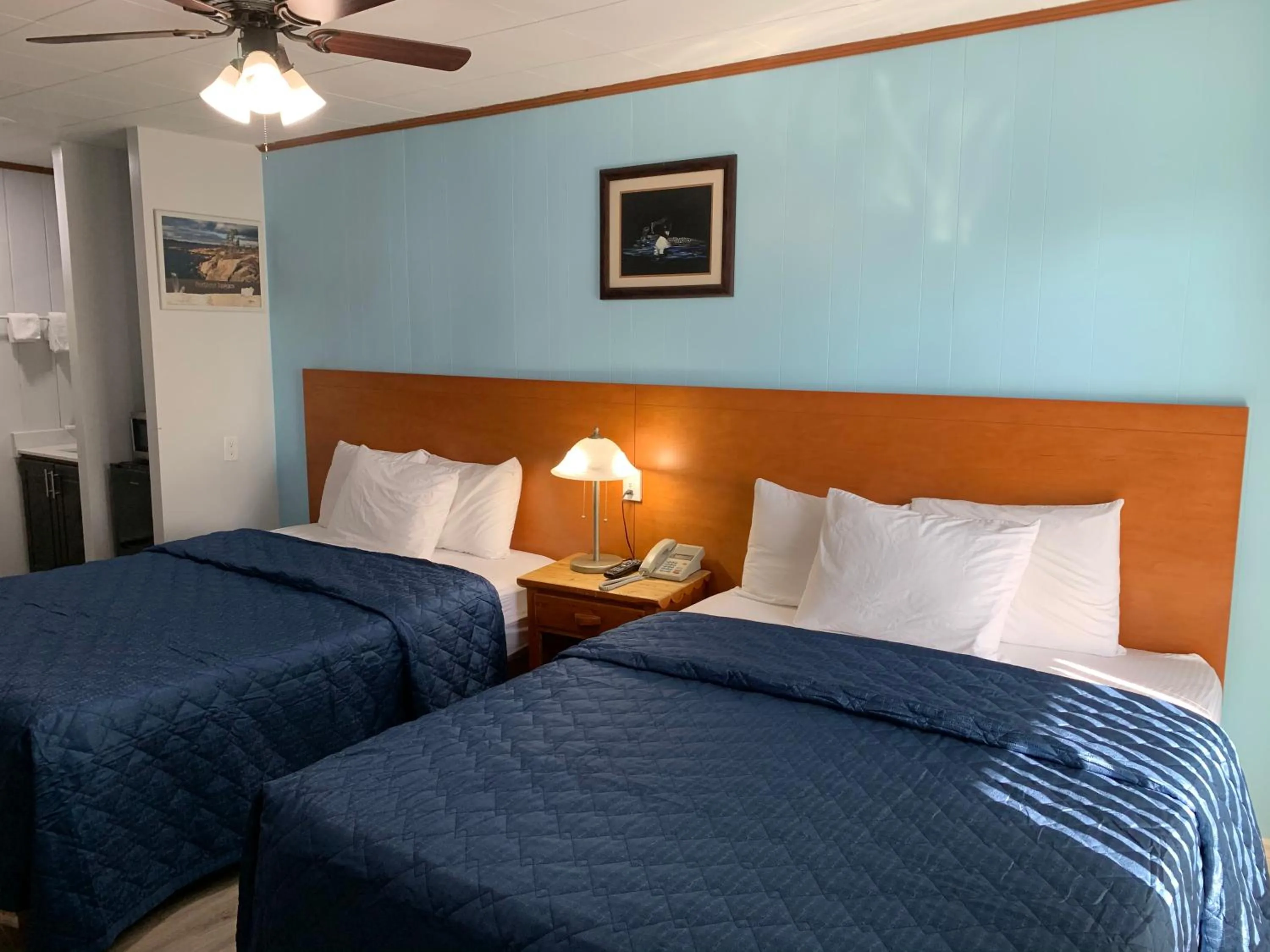 Bed in Town & Country Motel