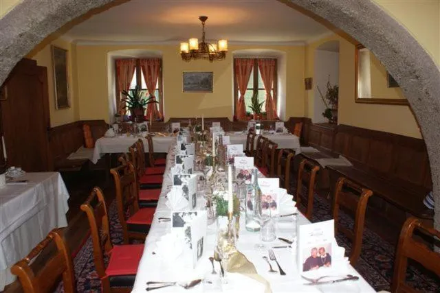 Restaurant/places to eat in Gasthof Hohlwegwirt