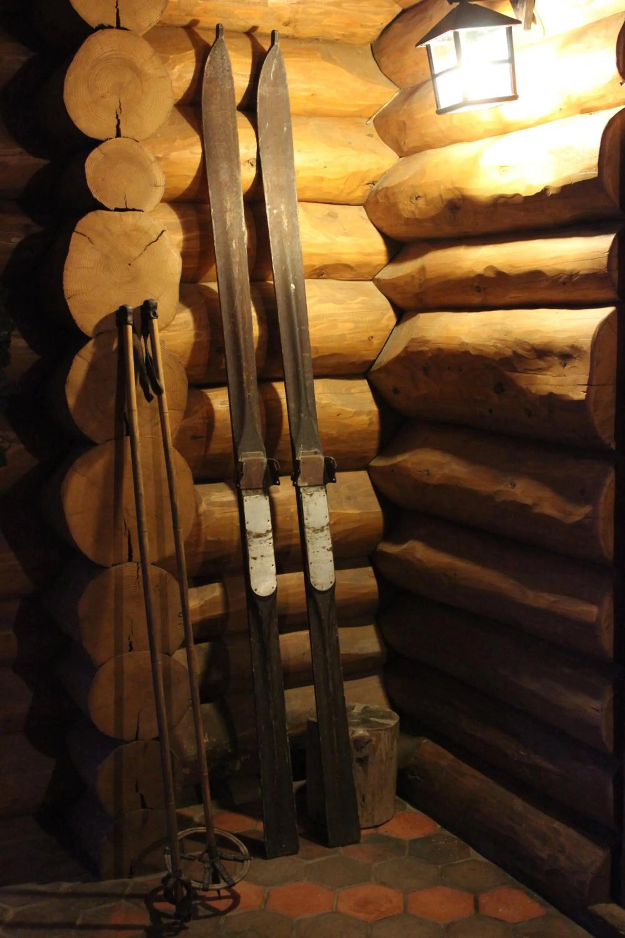 Decorative detail in Sfendamos Wood Village