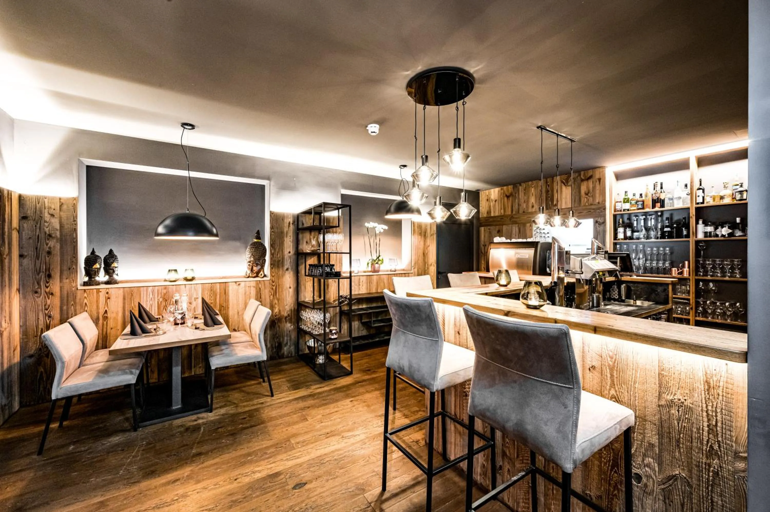 Restaurant/places to eat in ALMMONTE SENSUM SUITES - Funky Living Hotel