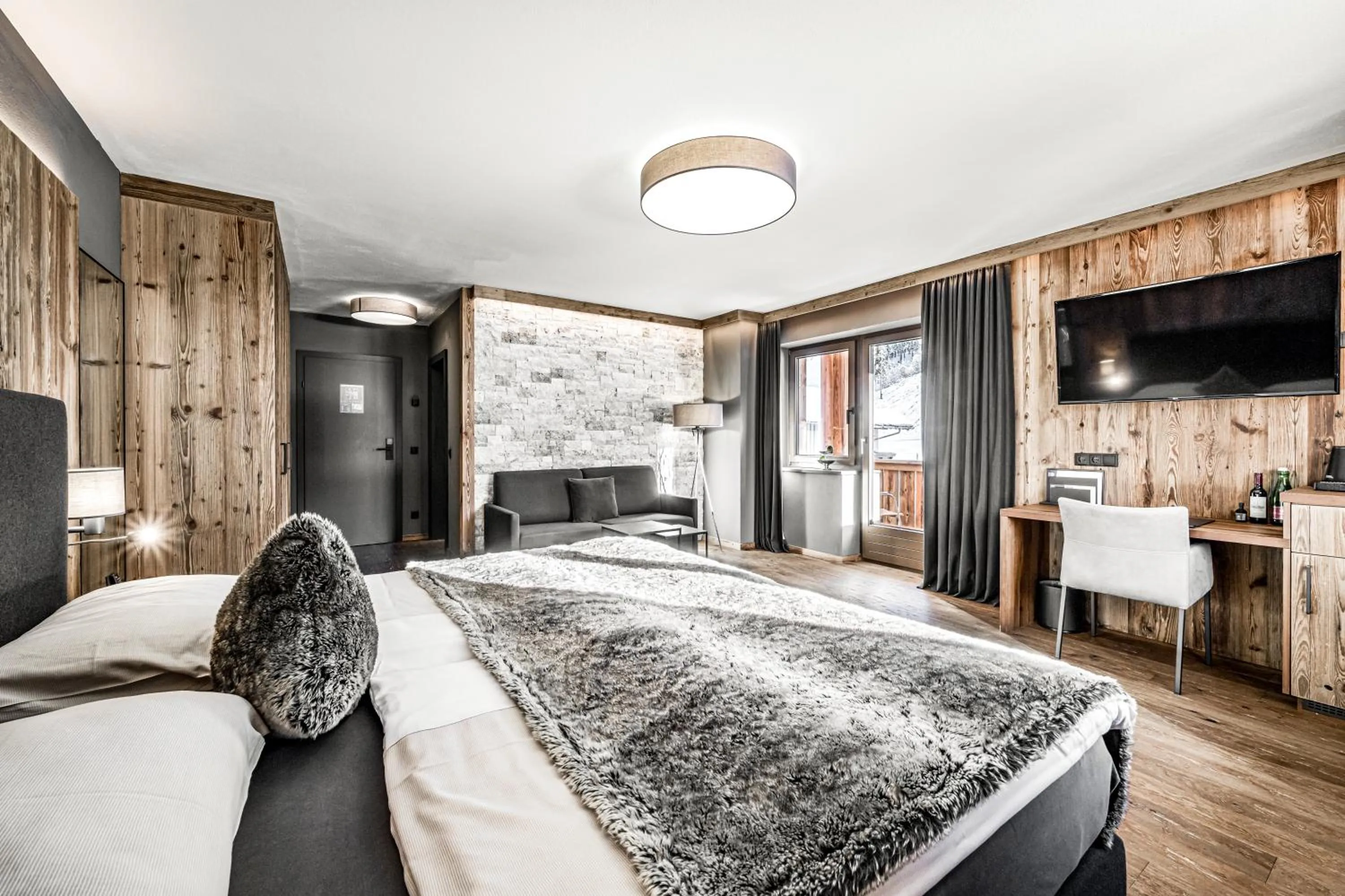 Photo of the whole room, Bed in ALMMONTE SENSUM SUITES - Funky Living Hotel