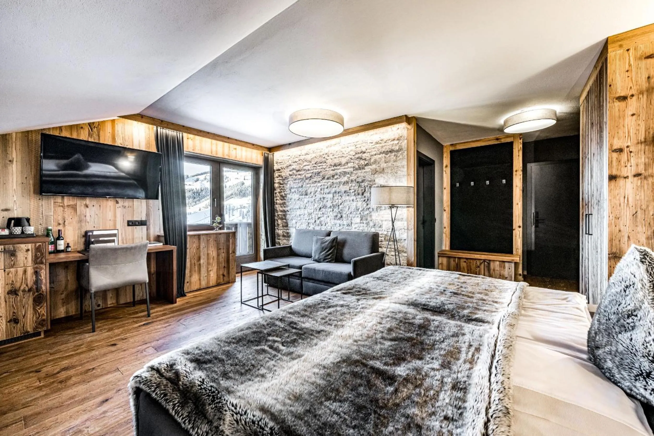 Photo of the whole room, Bed in ALMMONTE SENSUM SUITES - Funky Living Hotel