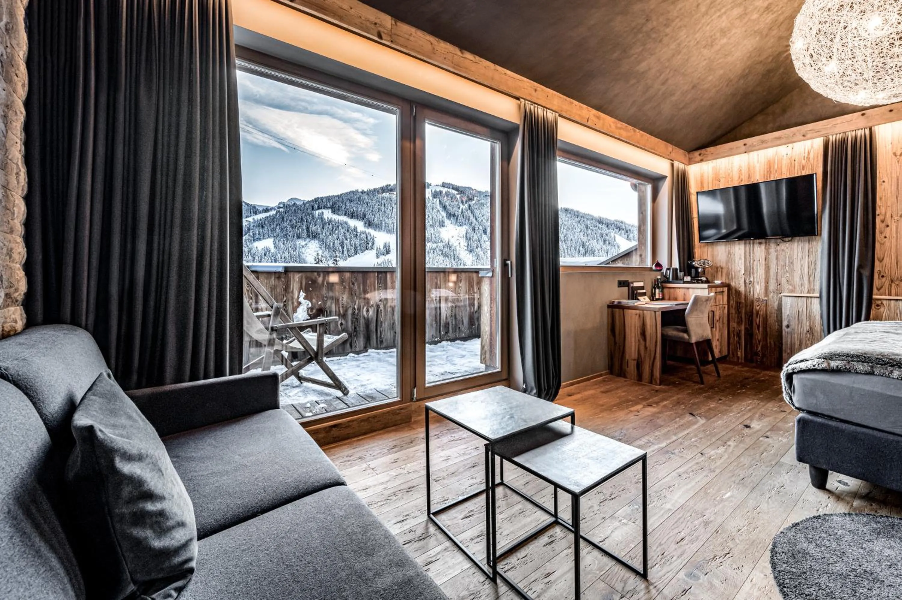 Seating area in ALMMONTE SENSUM SUITES - Funky Living Hotel