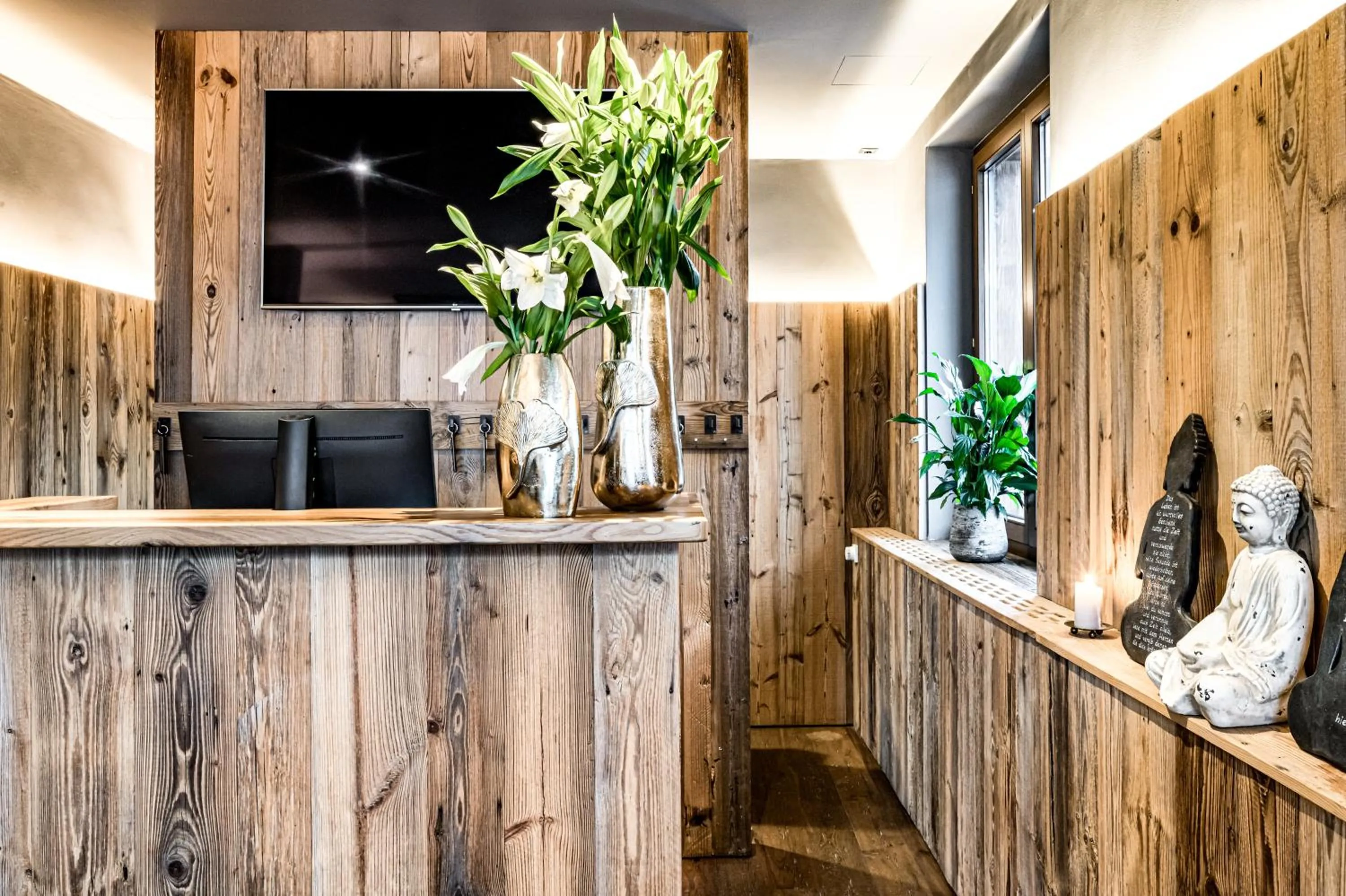 Lobby or reception in ALMMONTE SENSUM SUITES - Funky Living Hotel