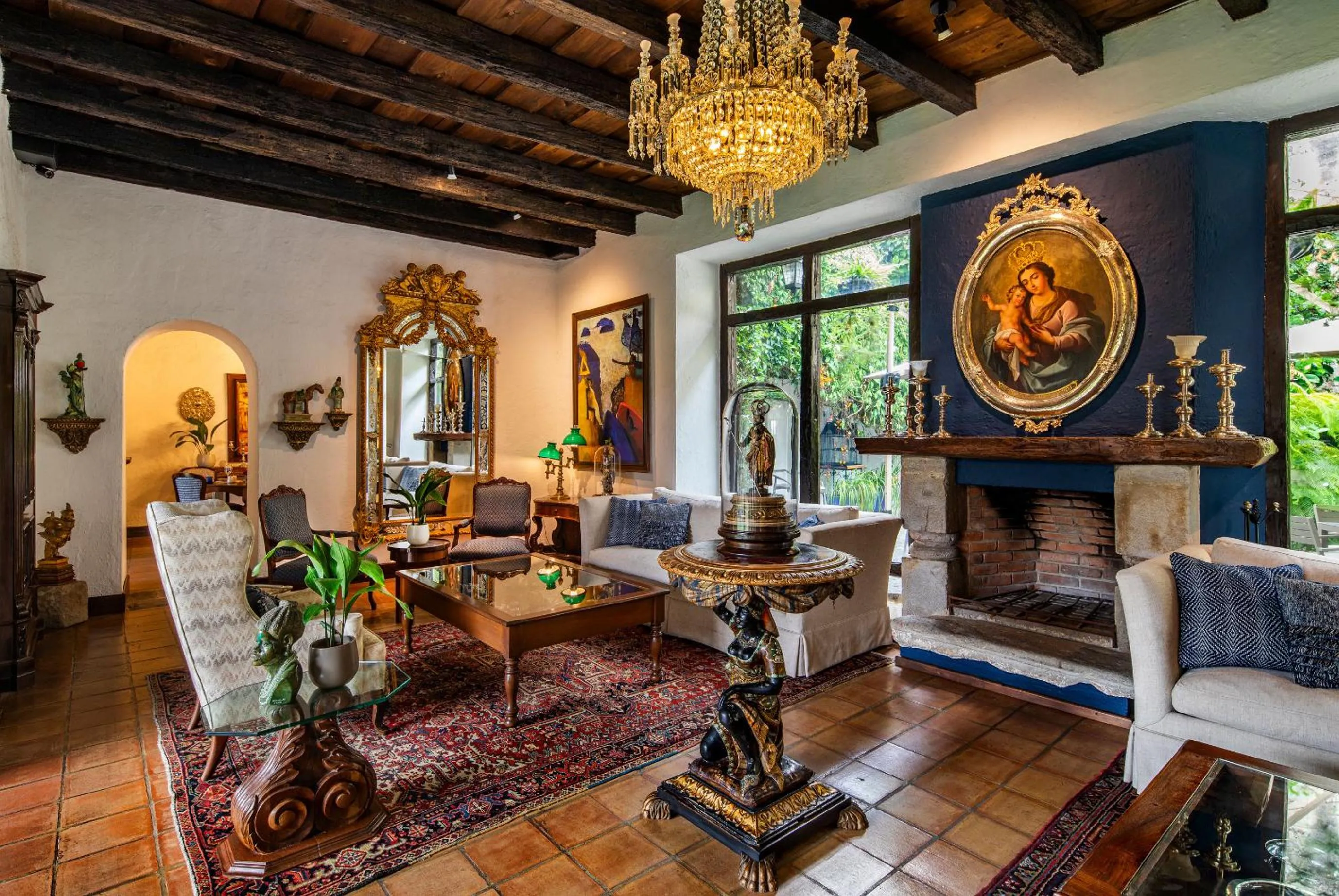 Communal lounge/ TV room in Las Cruces Boutique Hotel