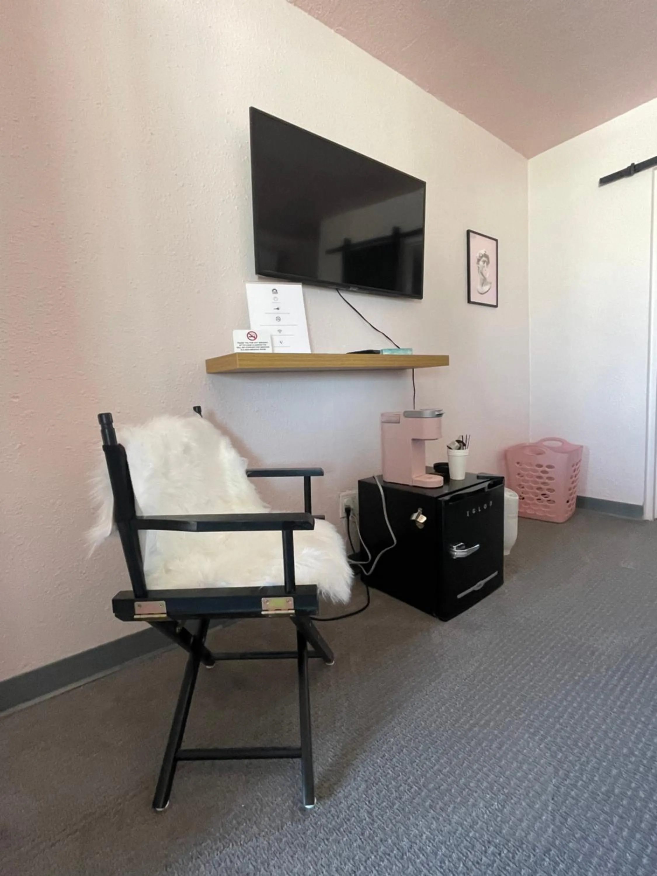 TV and multimedia in Rainbow Motel