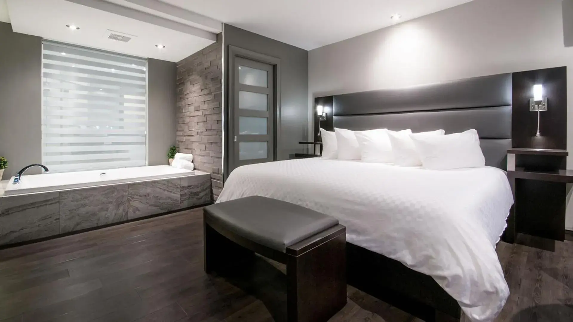 King Suite with Whirlpool - single occupancy in Hôtel Le Voyageur King Suite with Whirlpool - single occupancy in Hôtel Le Voyageur