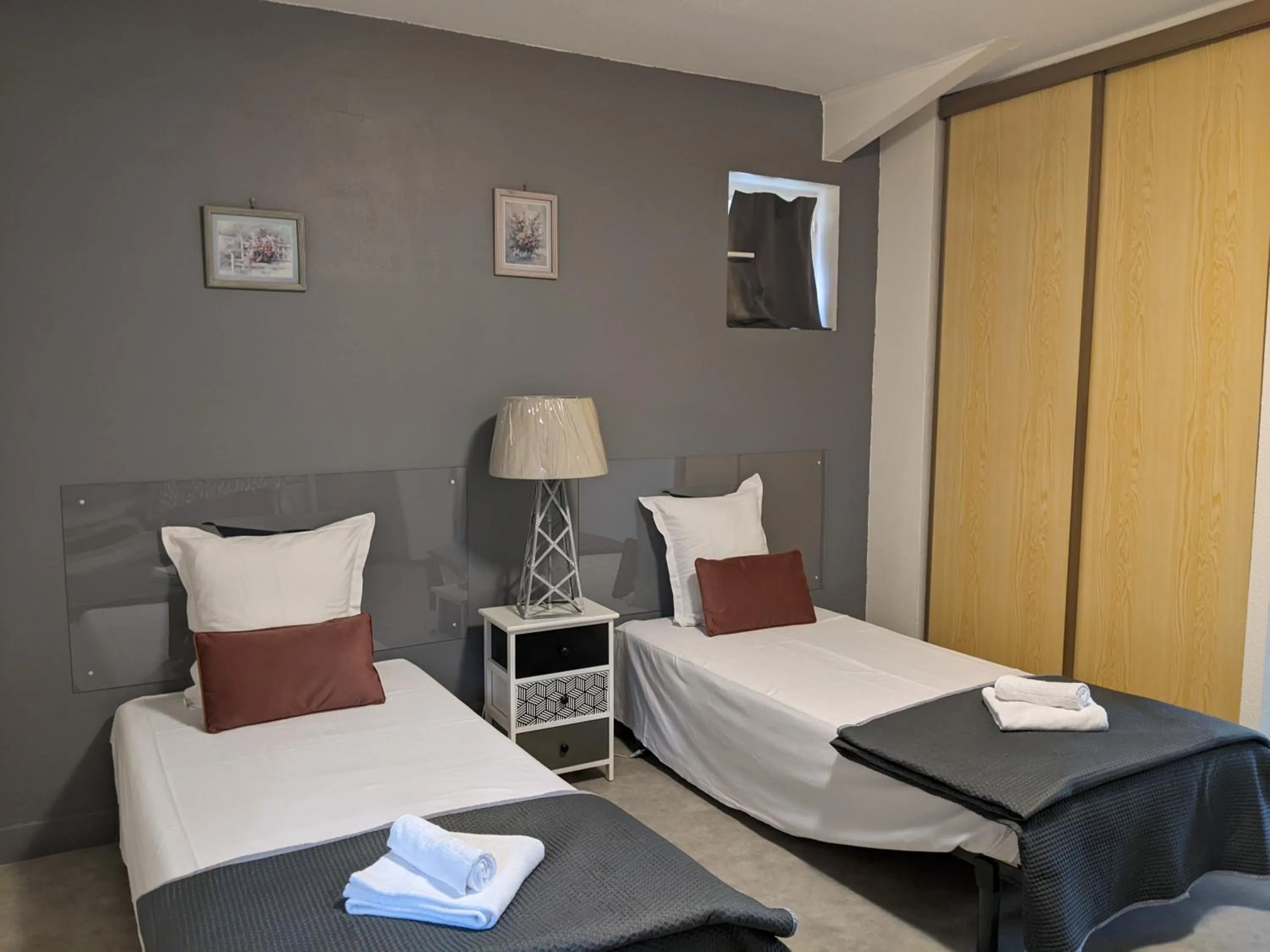 Bed in Hôtel Studios Les Acacias