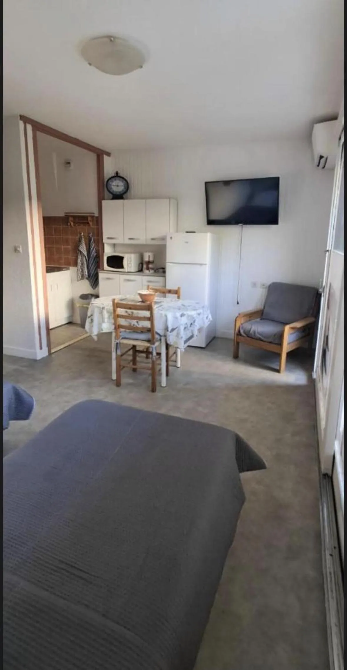 Bed in Hôtel Studios Les Acacias