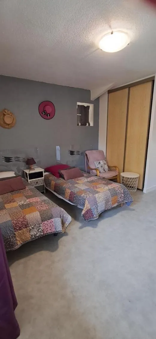 Bed in Hôtel Studios Les Acacias