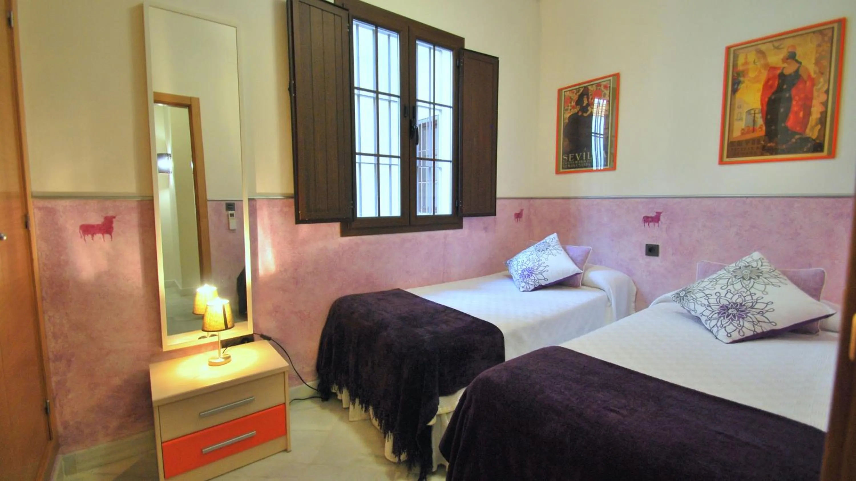 Bed in Living-Sevilla Apartments San Lorenzo