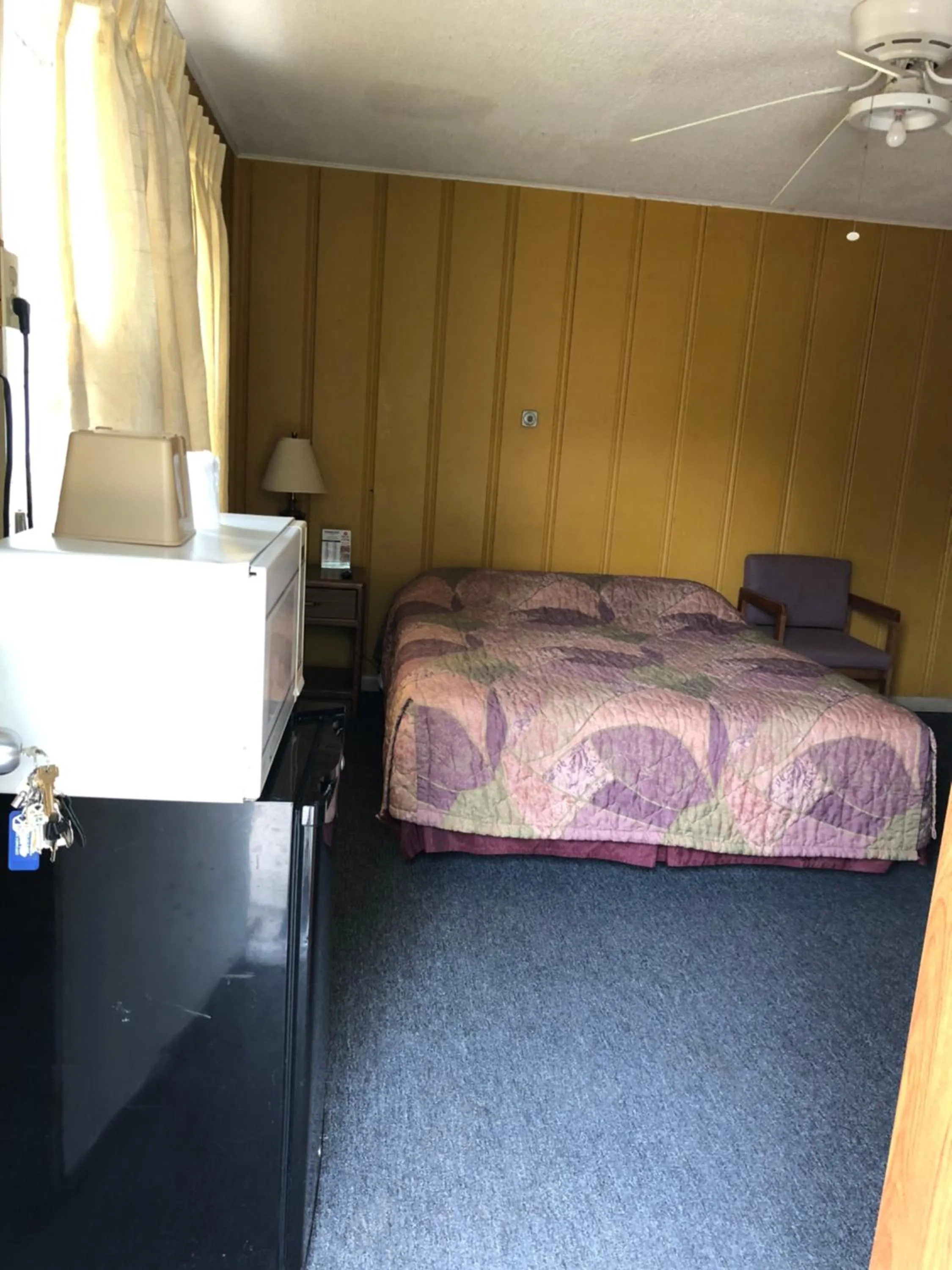 Bed in Coronado West Motel