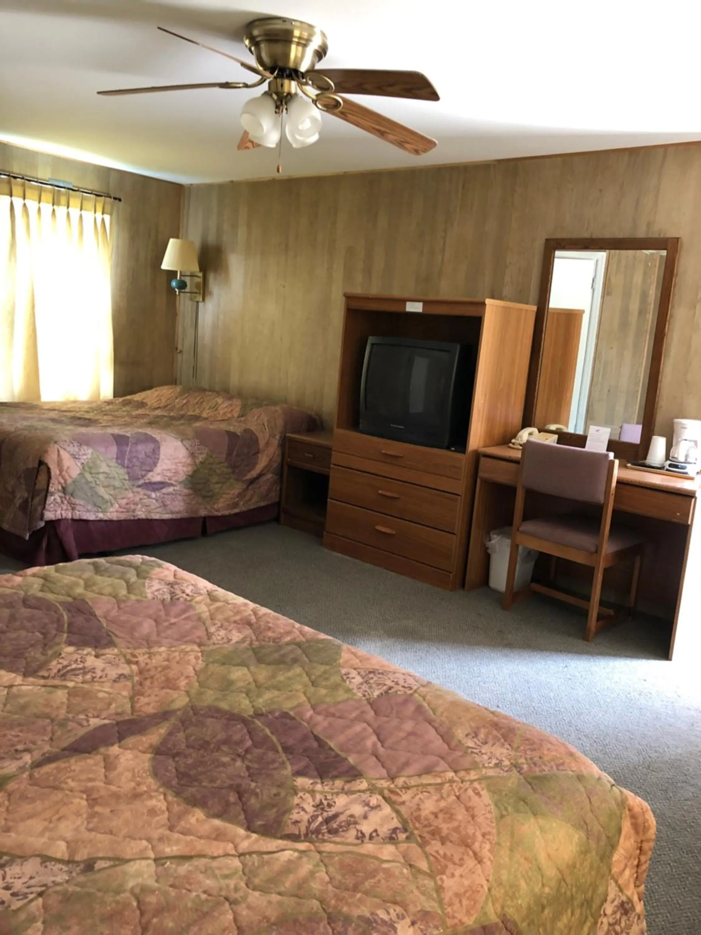 Bed in Coronado West Motel