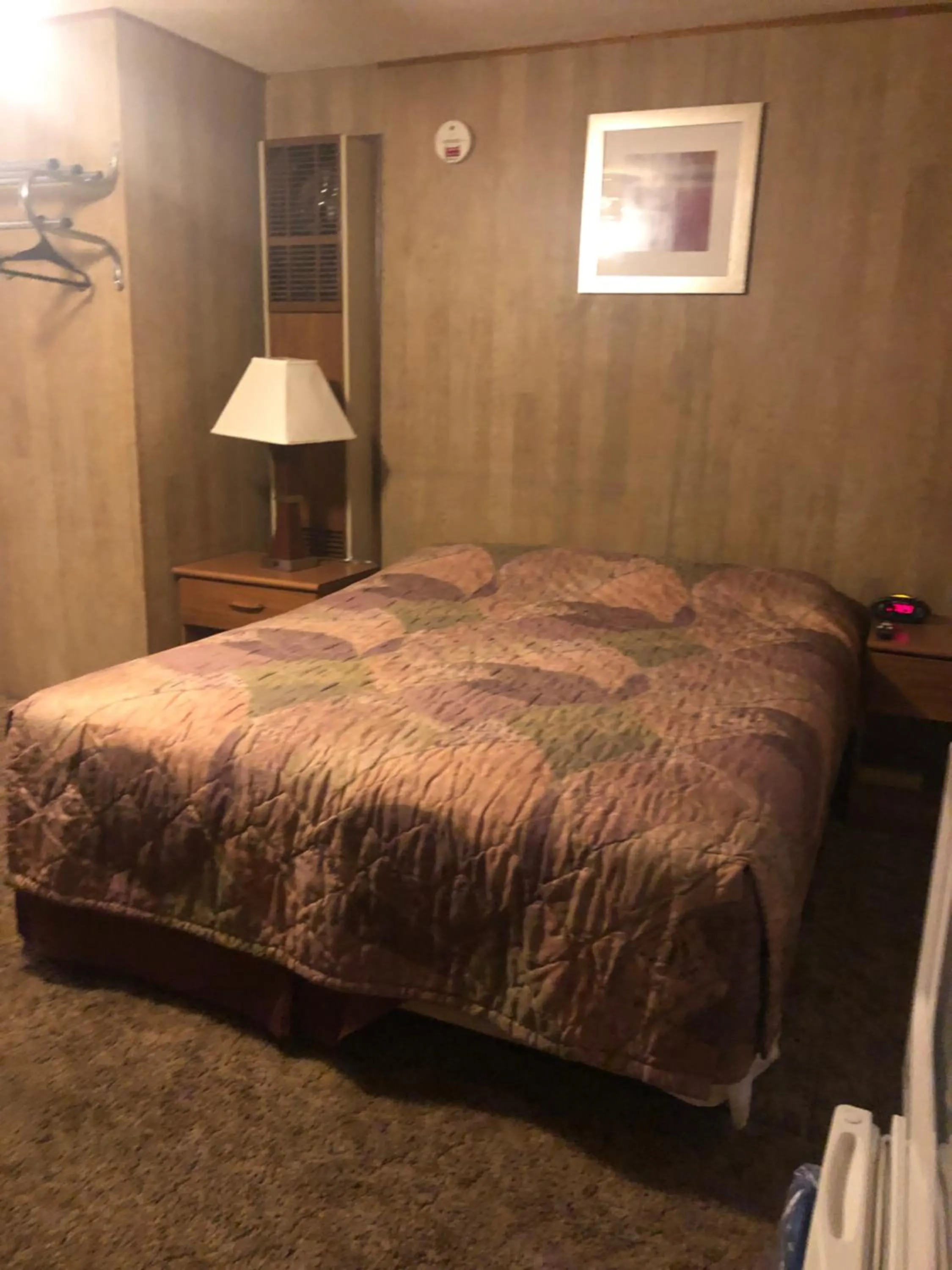 Bed in Coronado West Motel