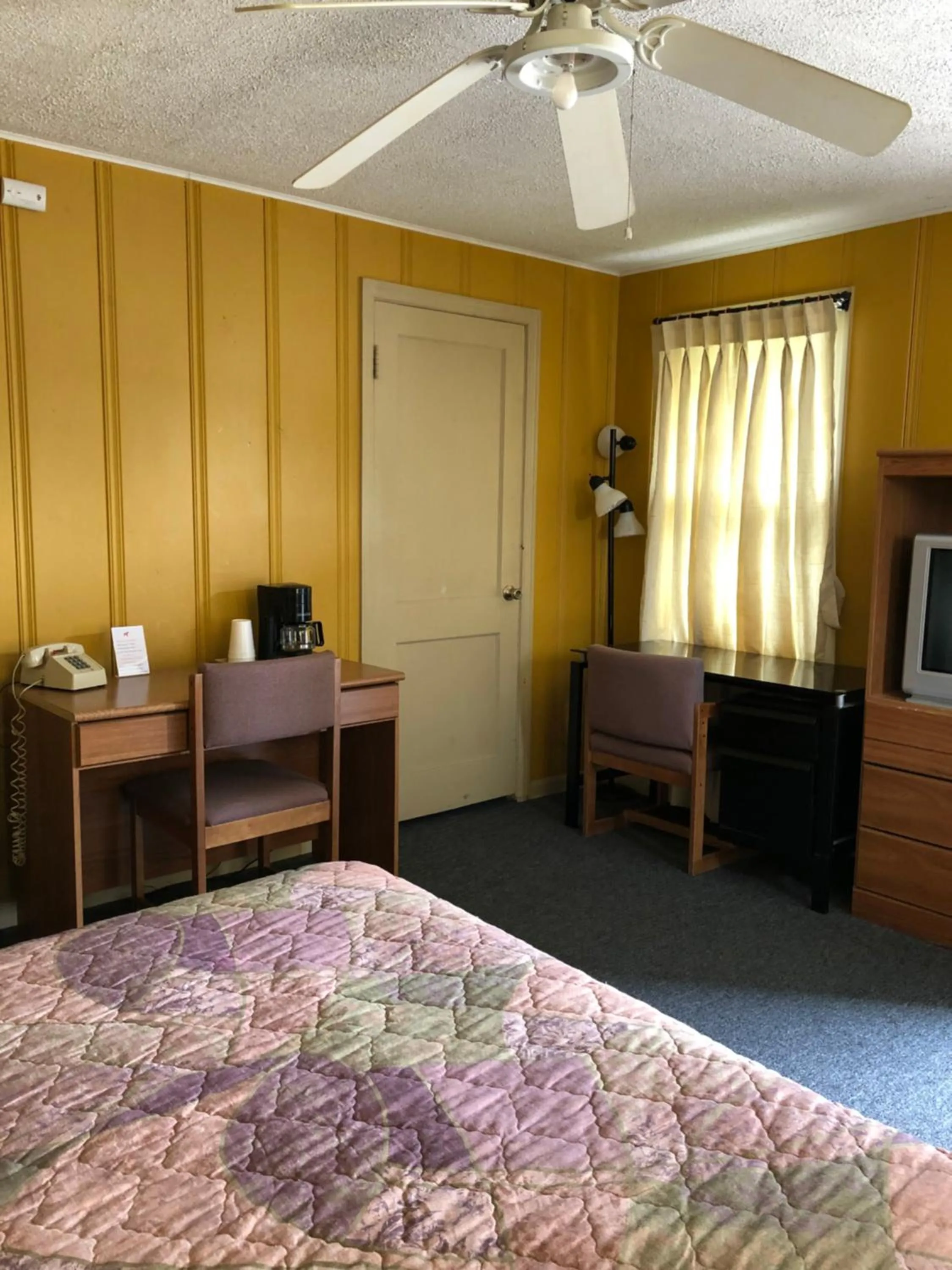 Bed in Coronado West Motel