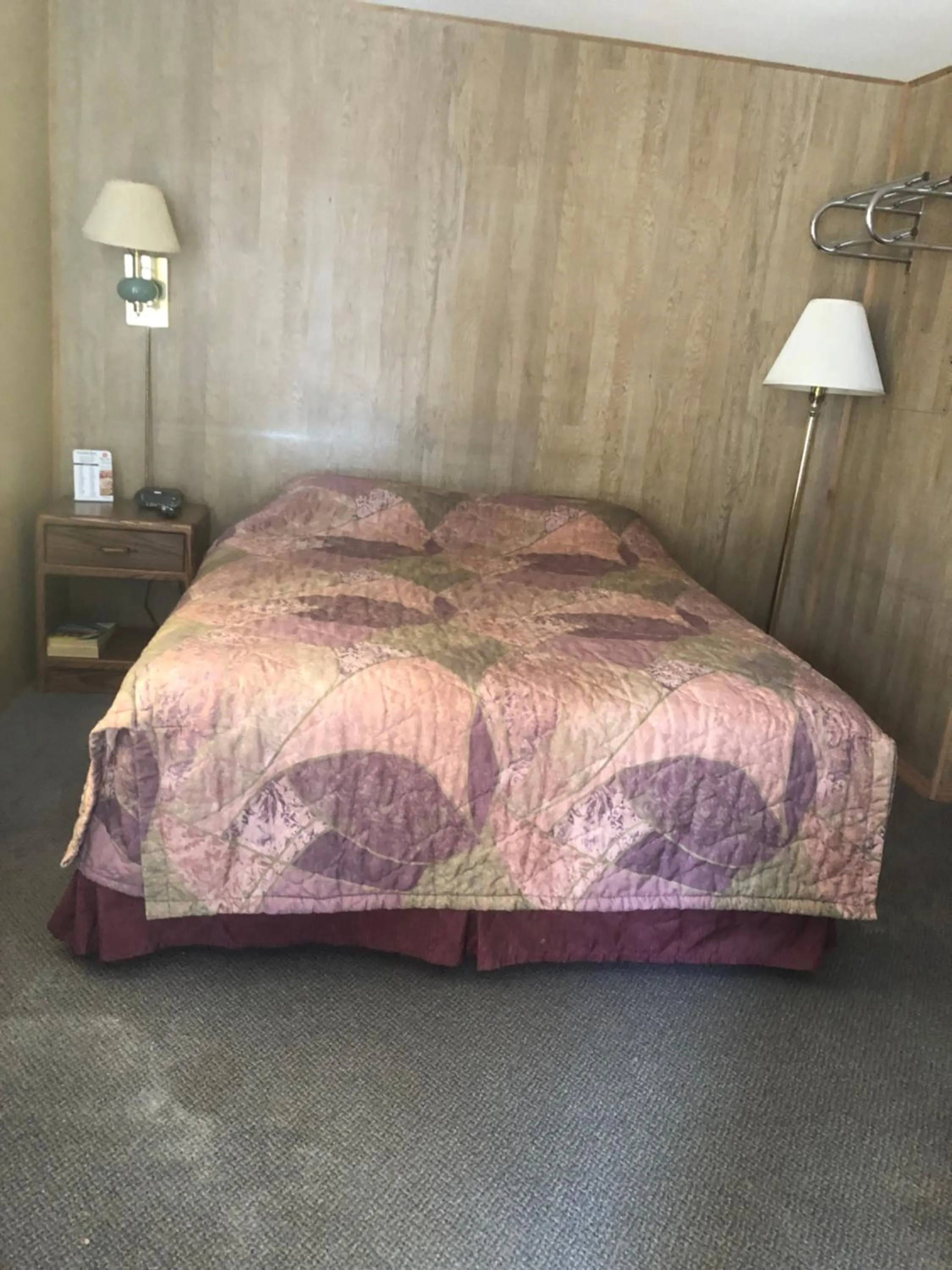 Bed in Coronado West Motel