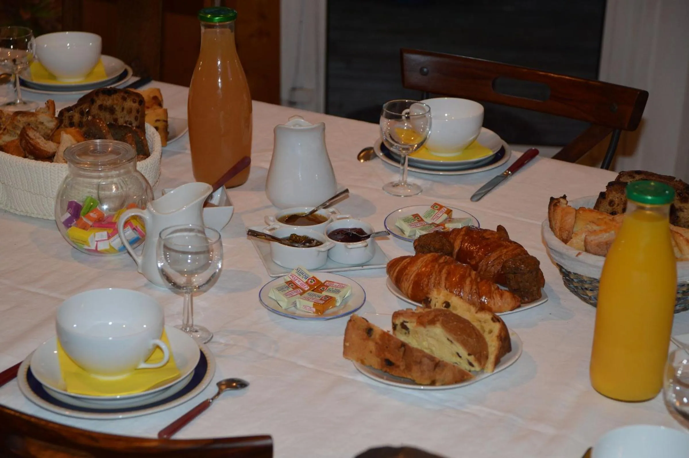 Continental breakfast in Les Chênes Bleus