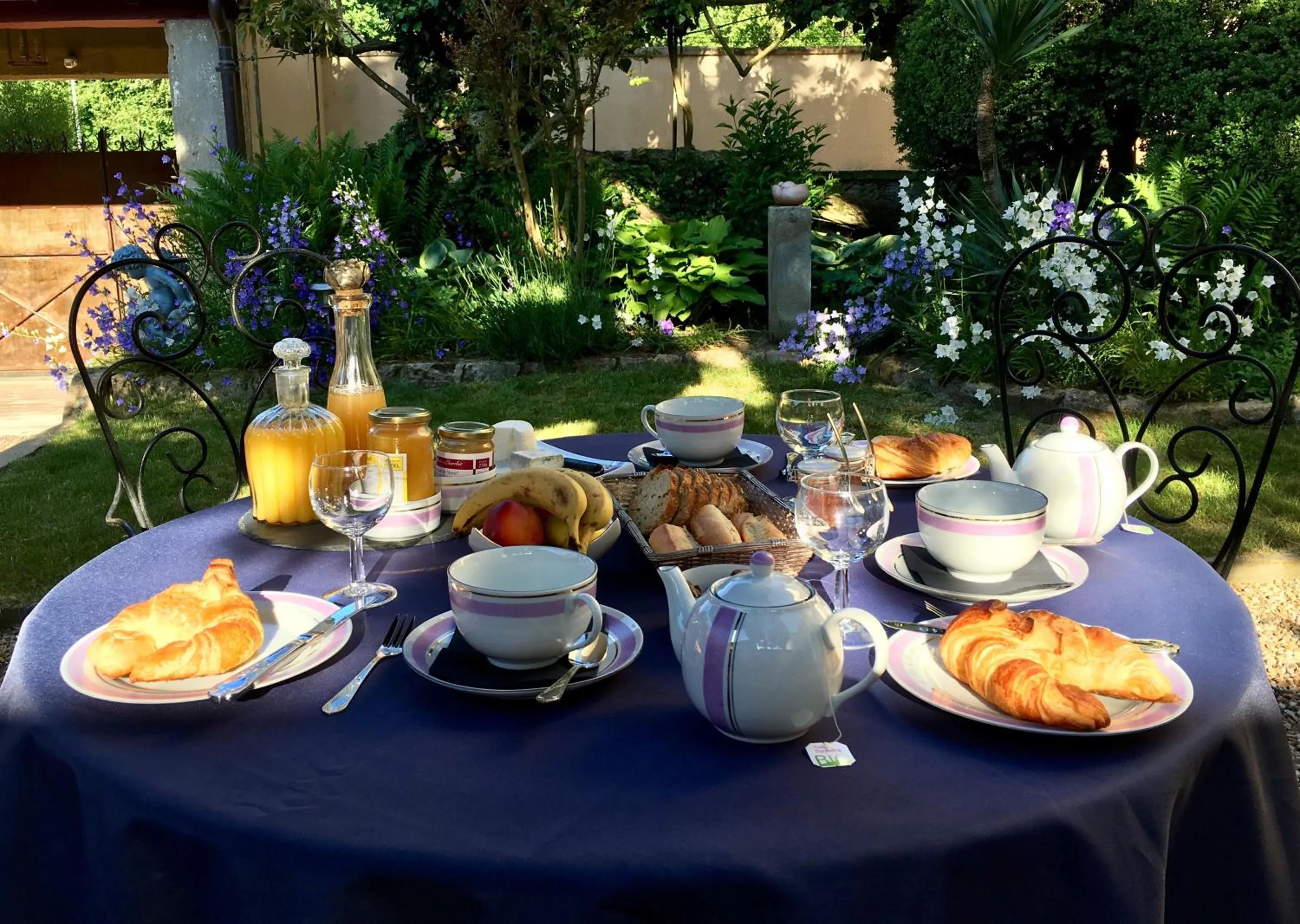 Continental breakfast in Chambres d'Hôte Le Clos de L'Argolay