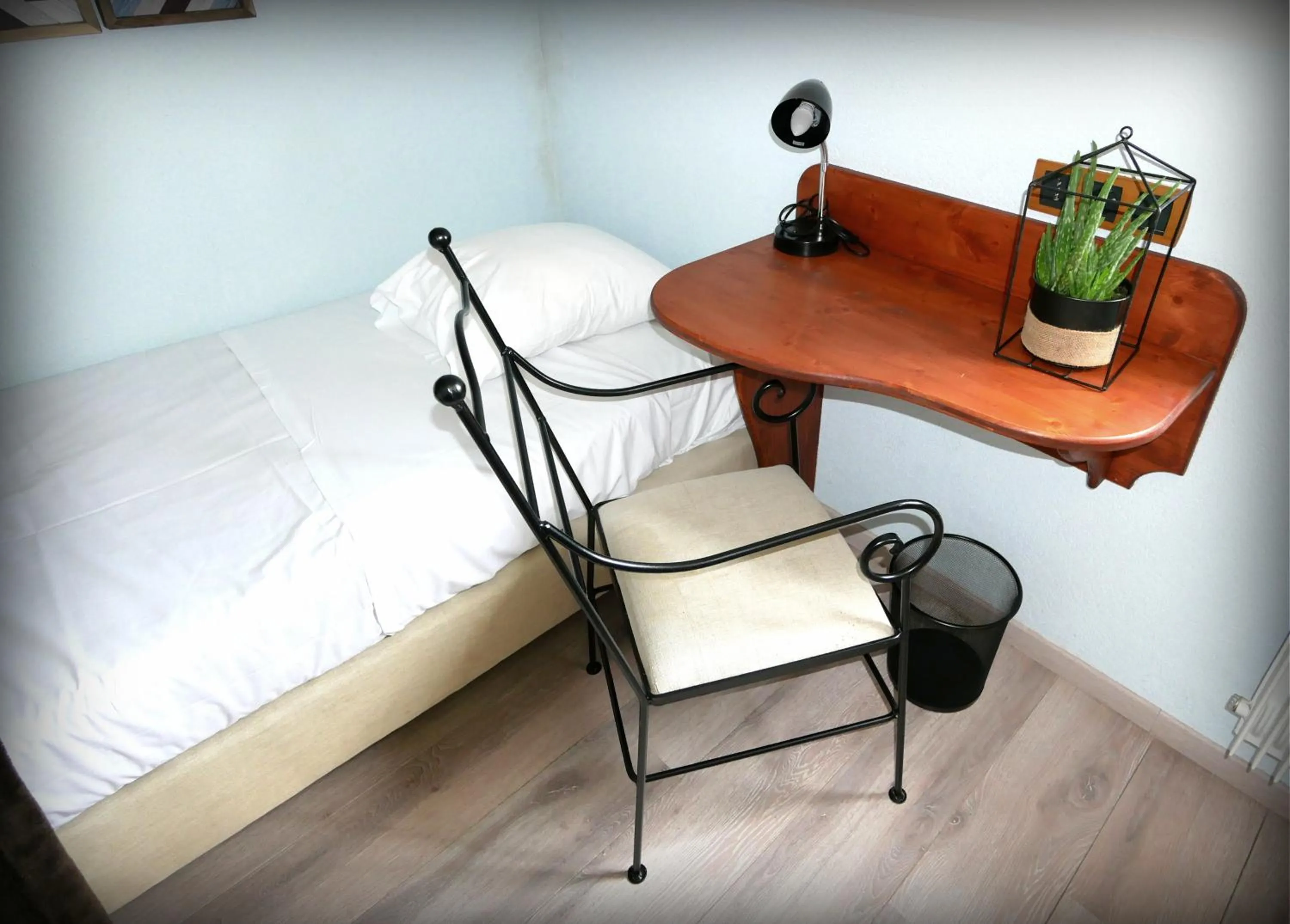 Decorative detail, Bed in Auberge de la Rivière