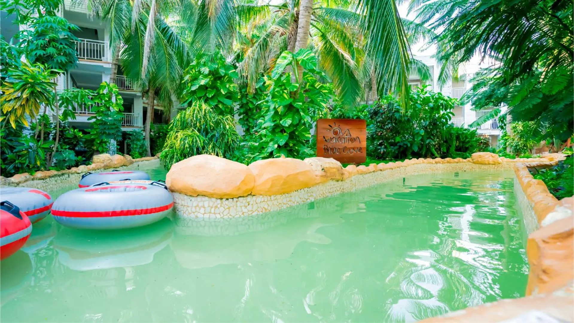 Pool view in Hotel Blue Cove by On vacation
