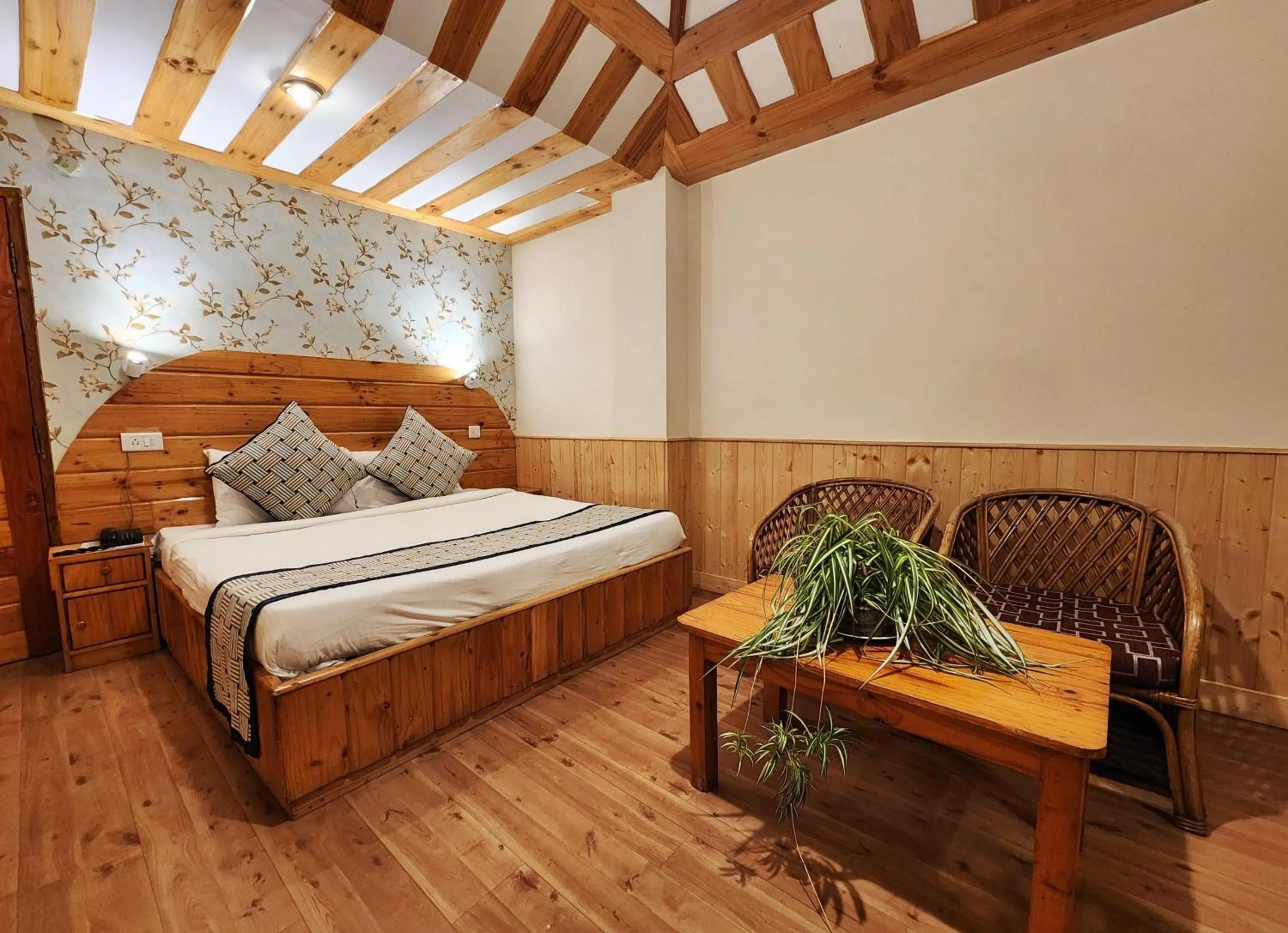 Bed in Hotel Pineview Shimla
