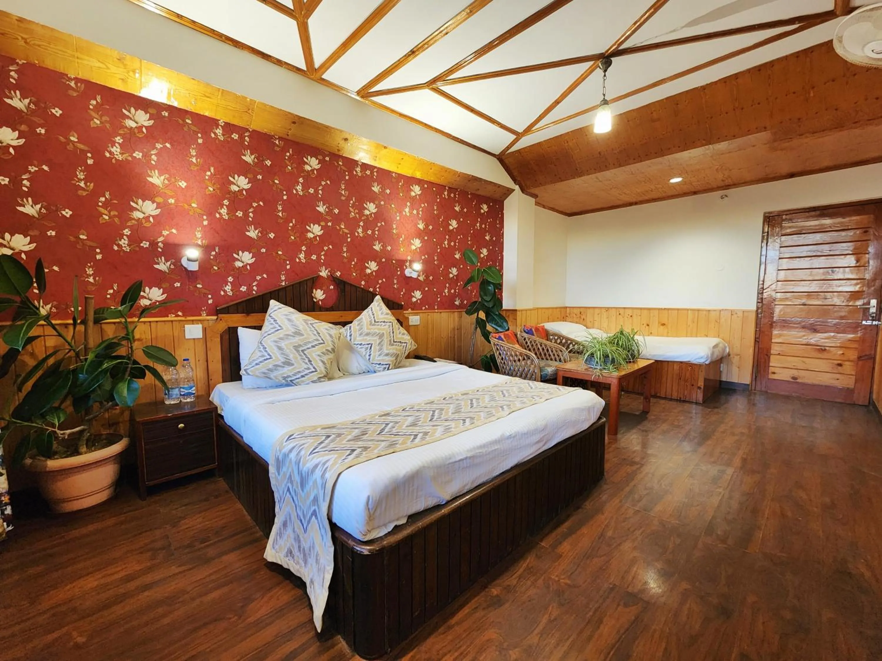 Bed in Hotel Pineview Shimla