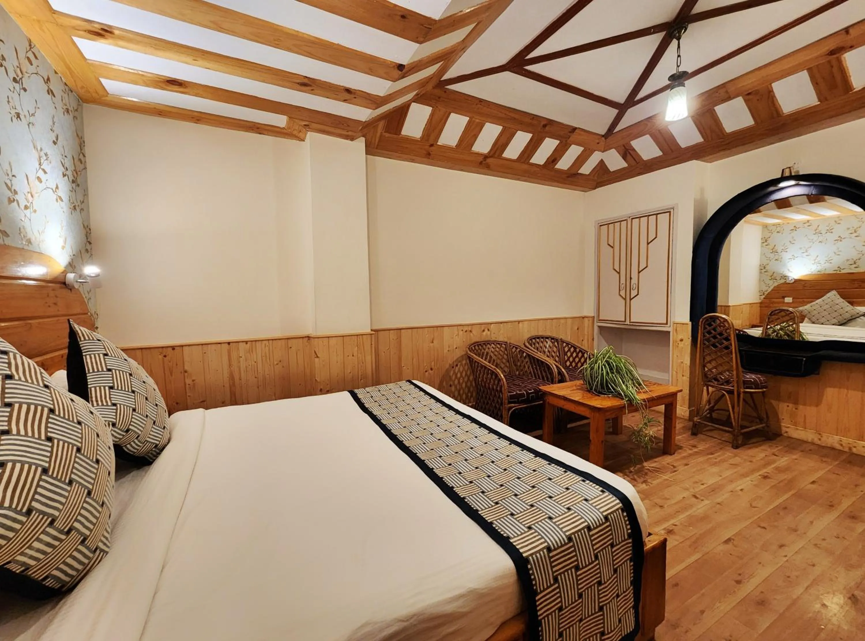 Bed in Hotel Pineview Shimla