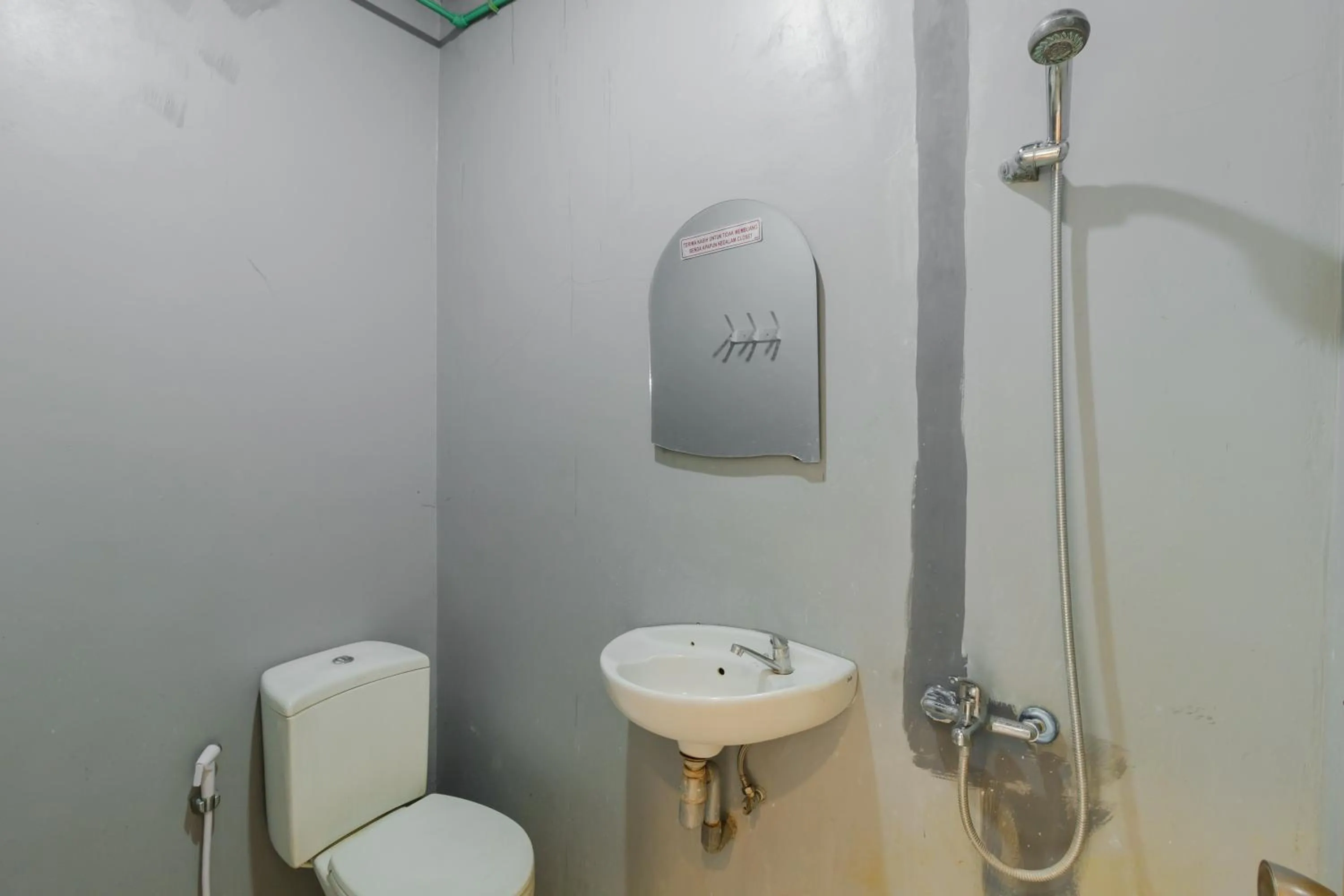 Bathroom in RedDoorz Syariah At Taman Bendungan Asahan