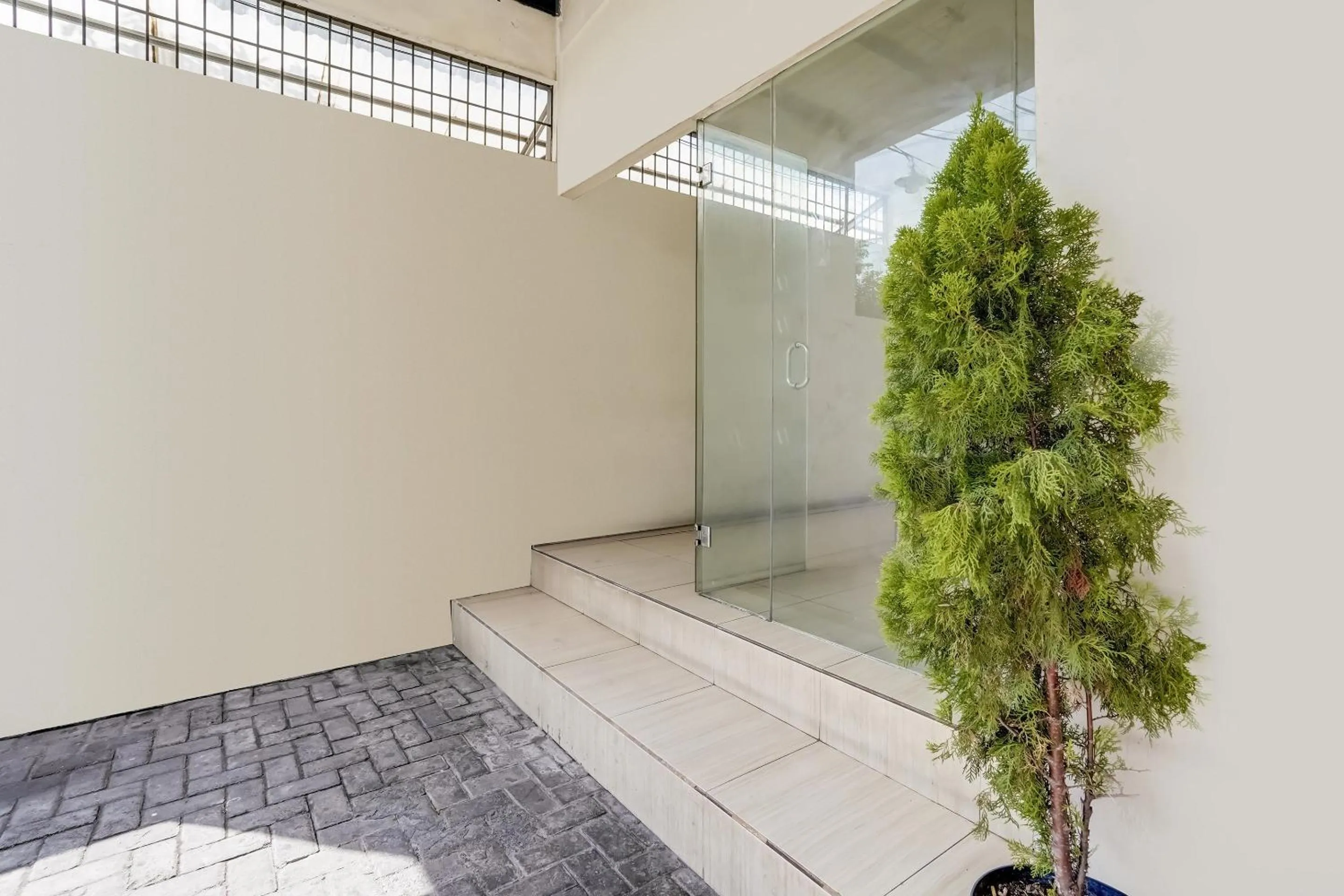 Facade/entrance in OYO 91361 Benlin D'kost Syariah