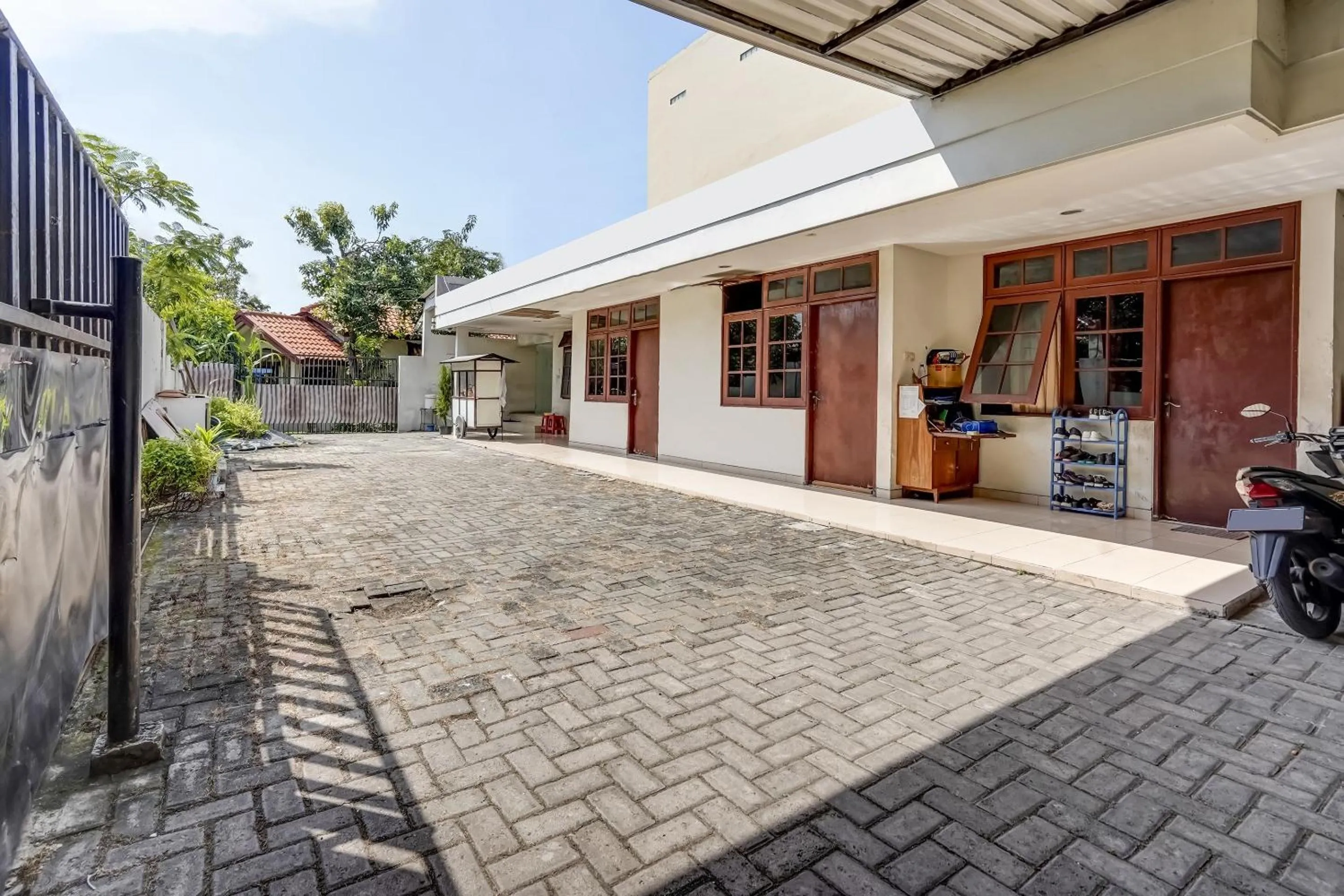 Facade/entrance in OYO 91361 Benlin D'kost Syariah