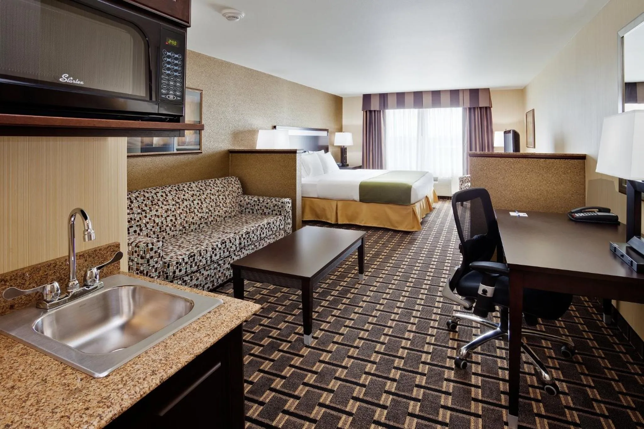 Photo of the whole room, Bed in Holiday Inn Express and Suites Limerick - Pottstown by IHG