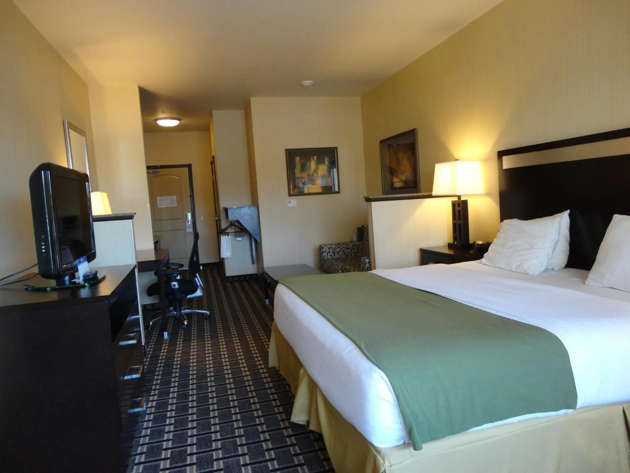 Photo of the whole room, Bed in Holiday Inn Express and Suites Limerick - Pottstown by IHG