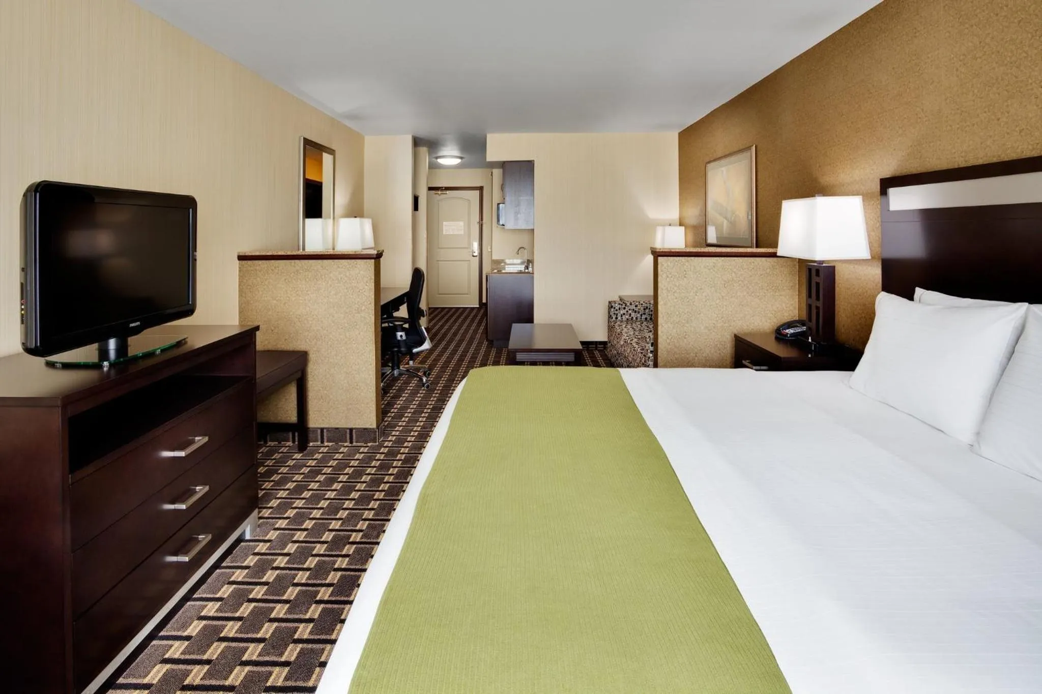 Photo of the whole room, Bed in Holiday Inn Express and Suites Limerick - Pottstown by IHG