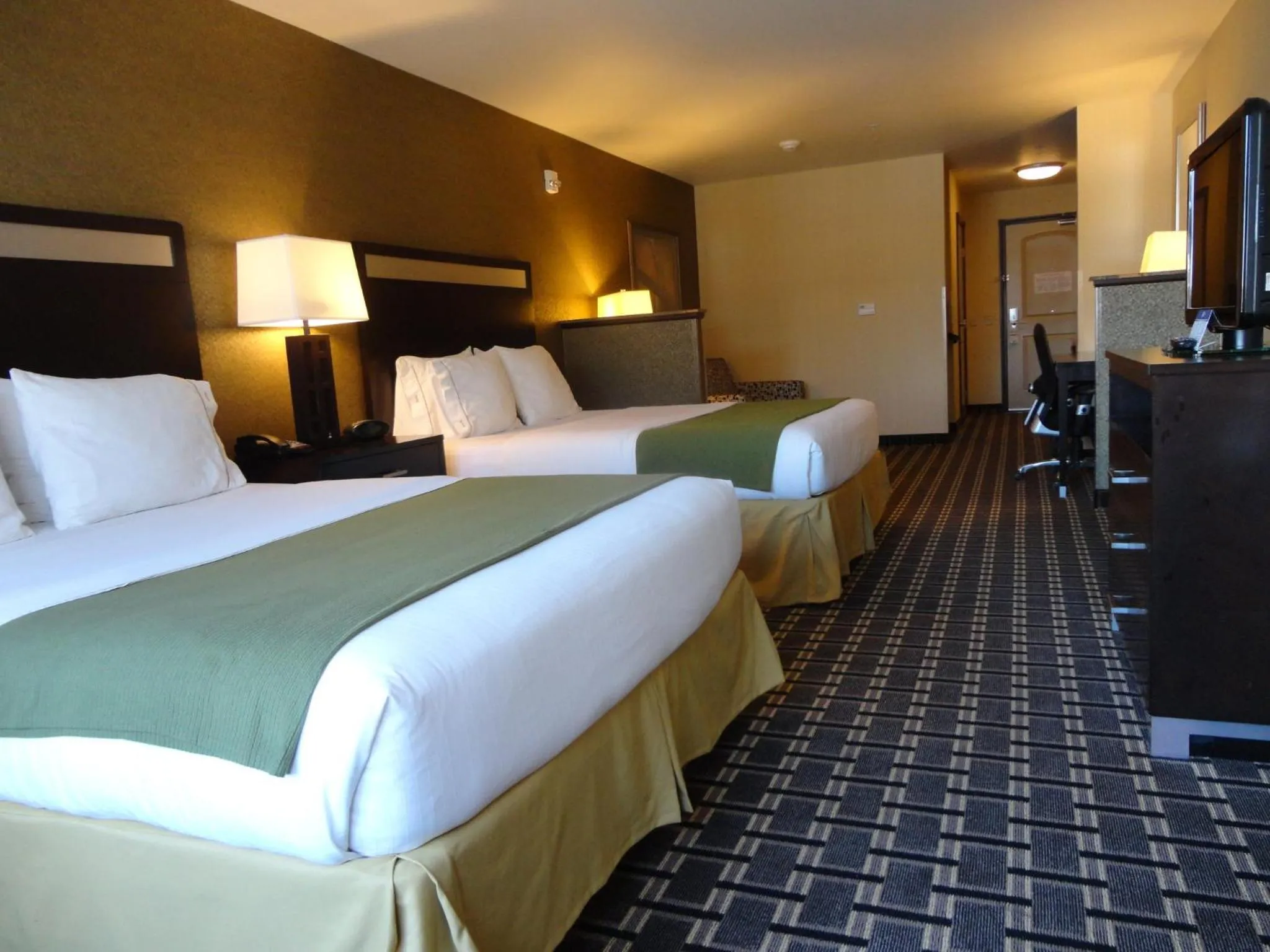 Photo of the whole room, Bed in Holiday Inn Express and Suites Limerick - Pottstown by IHG