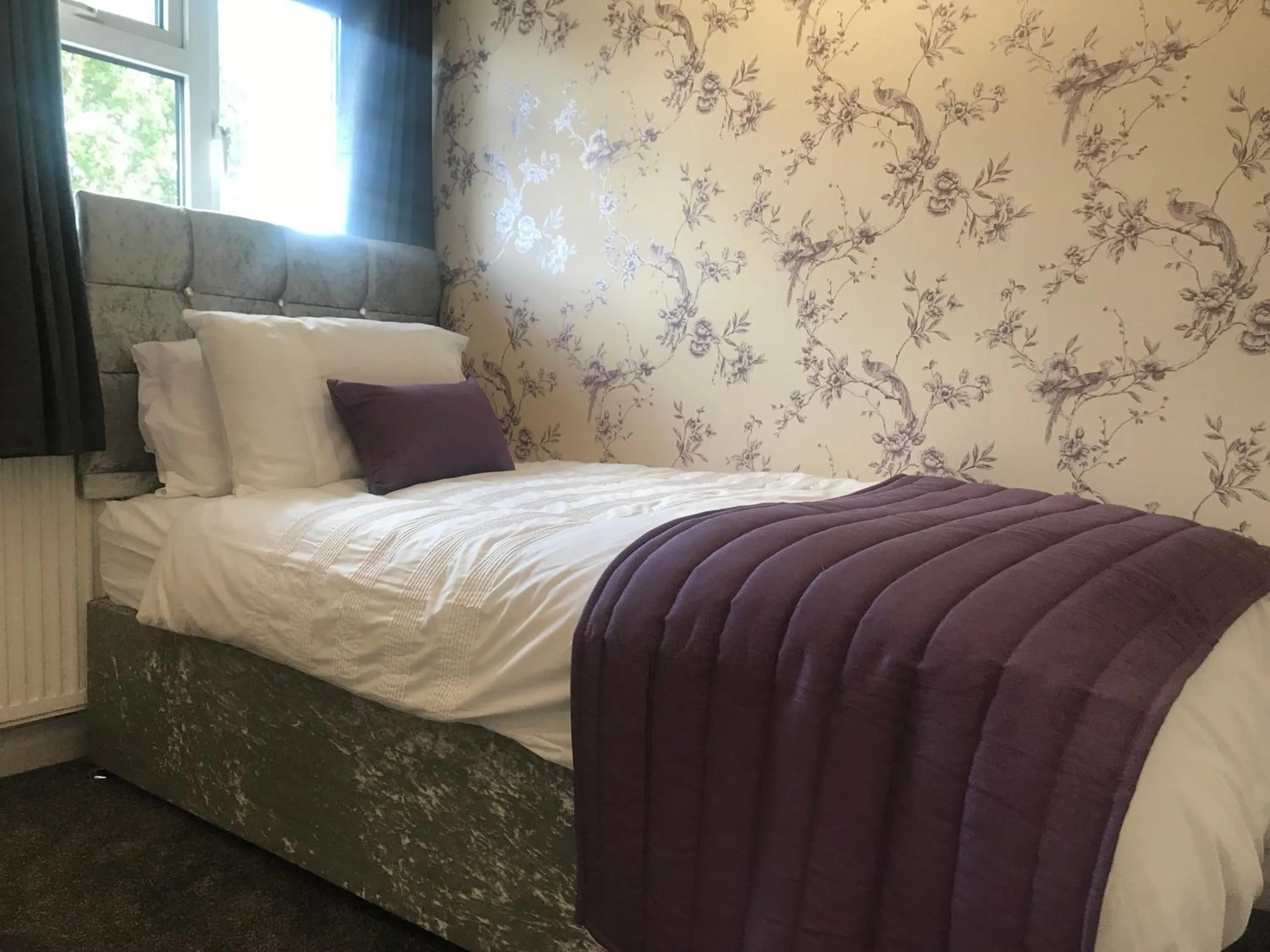 Bedroom, Bed in The Avenues