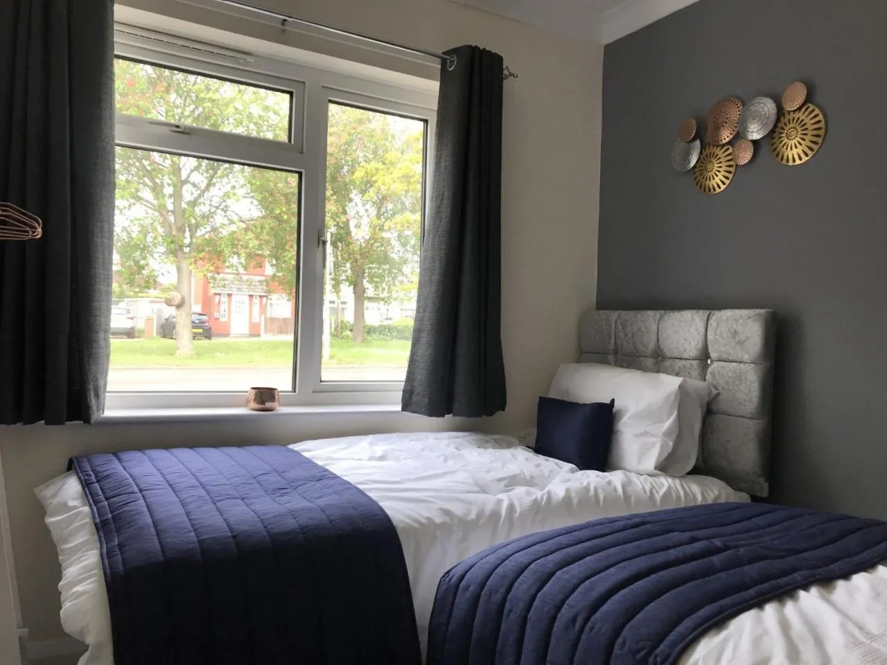 Bedroom, Bed in The Avenues