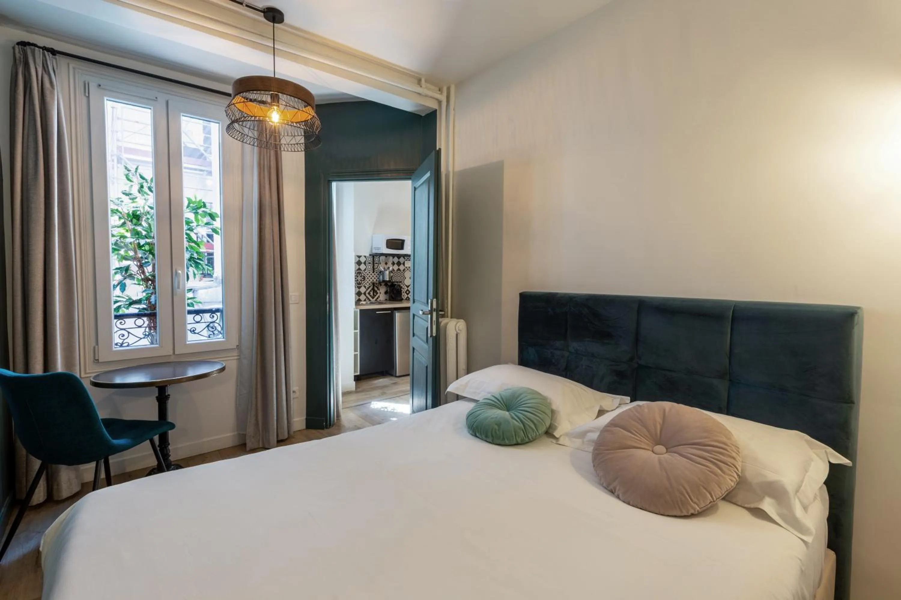 Photo of the whole room, Bed in Hôtel Maât Etoile