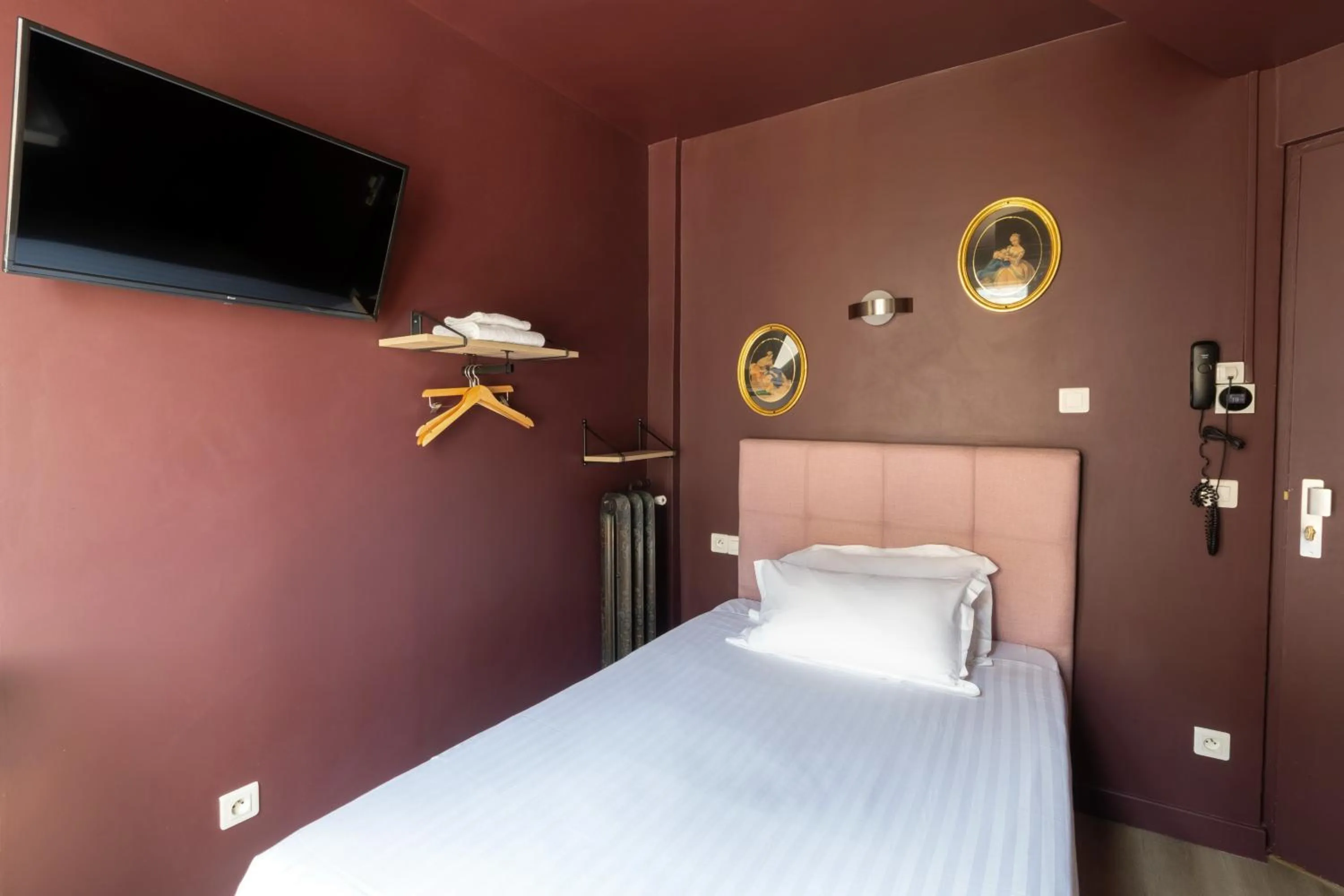 TV and multimedia, Bed in Hôtel Maât Etoile