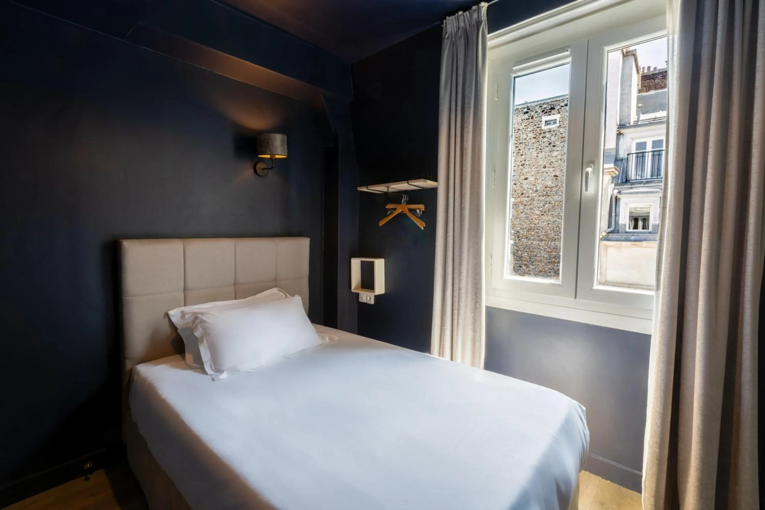 Photo of the whole room, Bed in Hôtel Maât Etoile