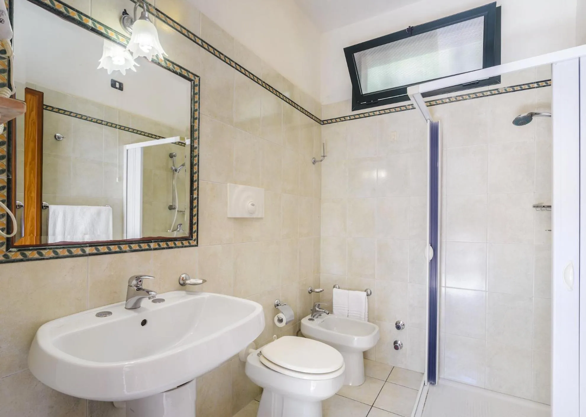 Bathroom in Hotel dei Bizantini & Villaggio Campo dei Messapi