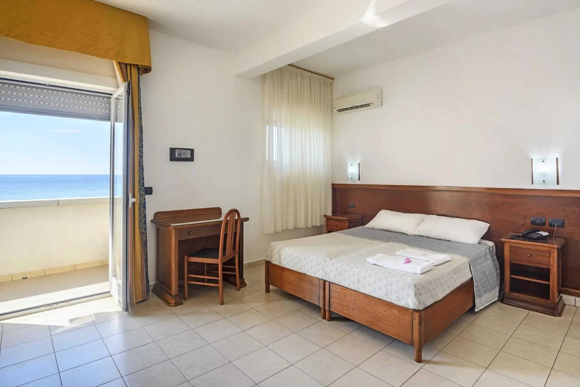 Bedroom, Bed in Hotel dei Bizantini & Villaggio Campo dei Messapi