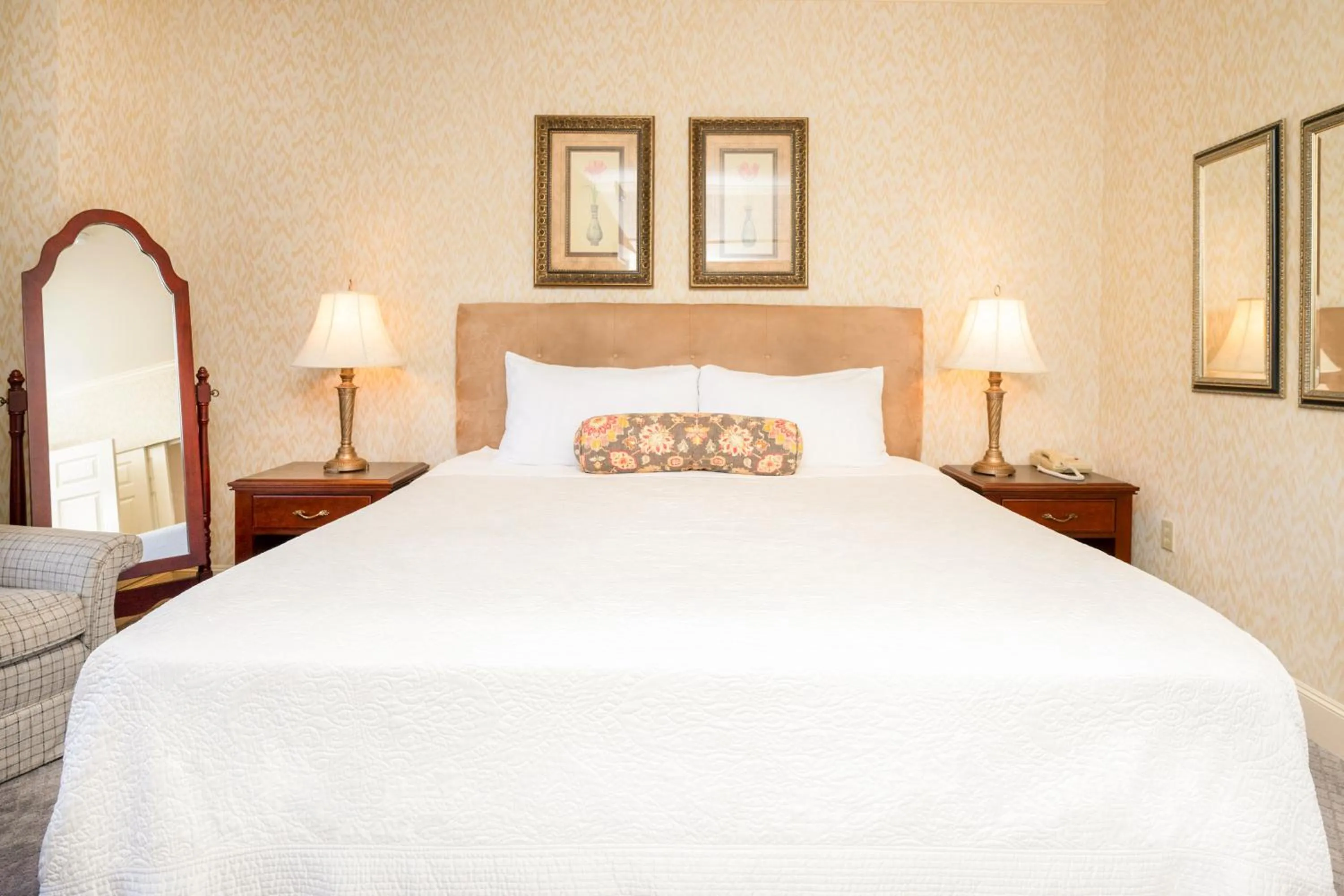 Bed in Fairhaven Village Inn