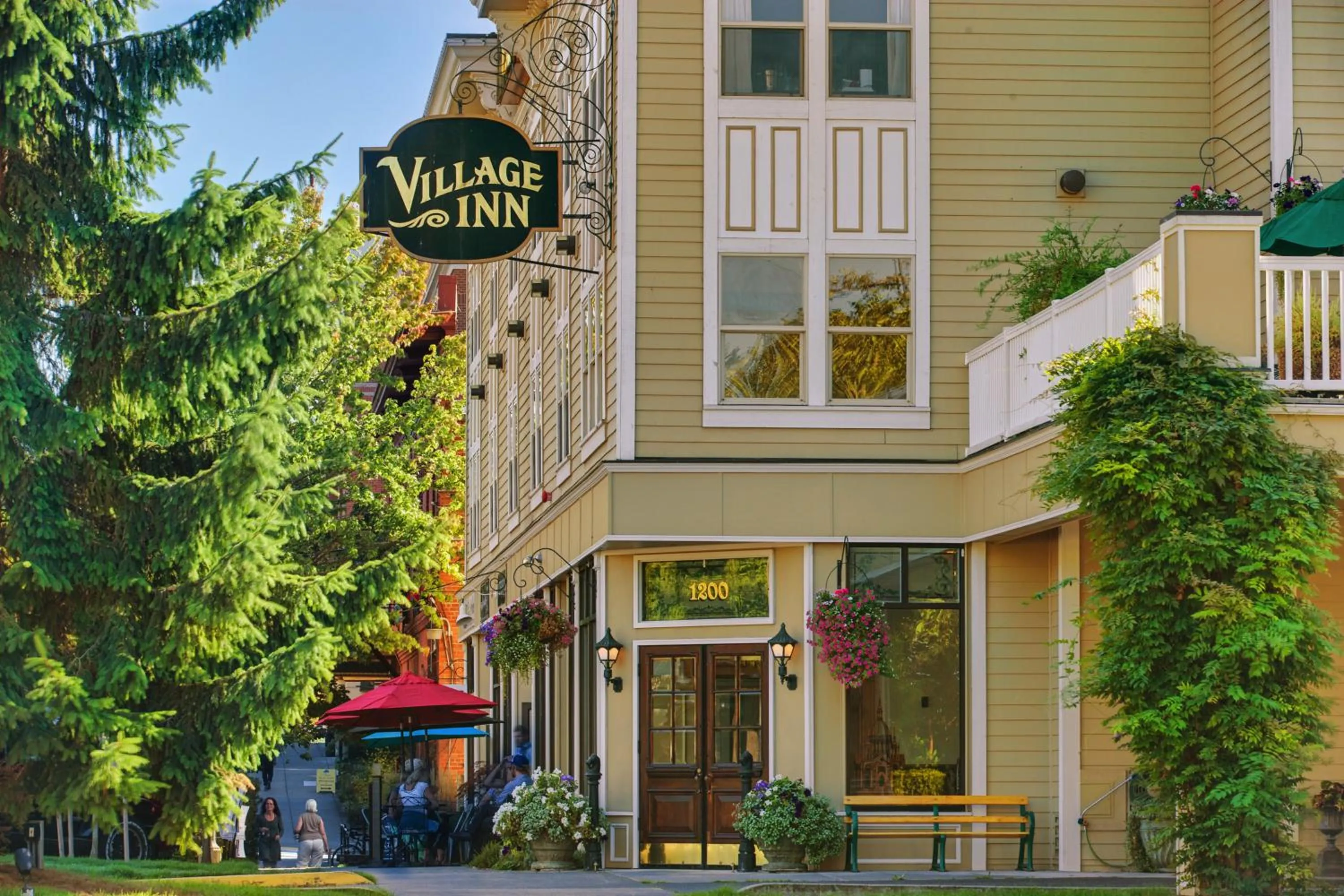 Facade/entrance in Fairhaven Village Inn