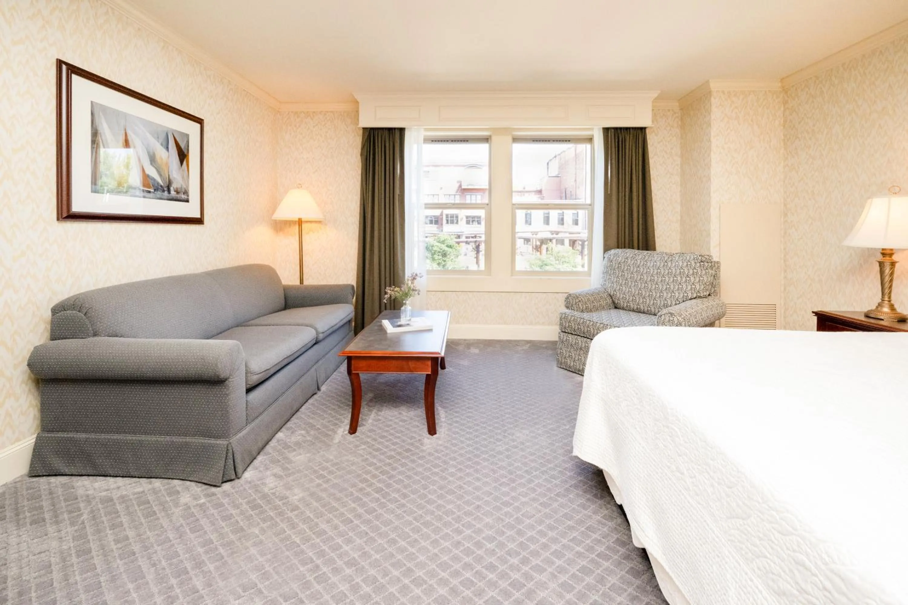 Seating area, Bed in Fairhaven Village Inn