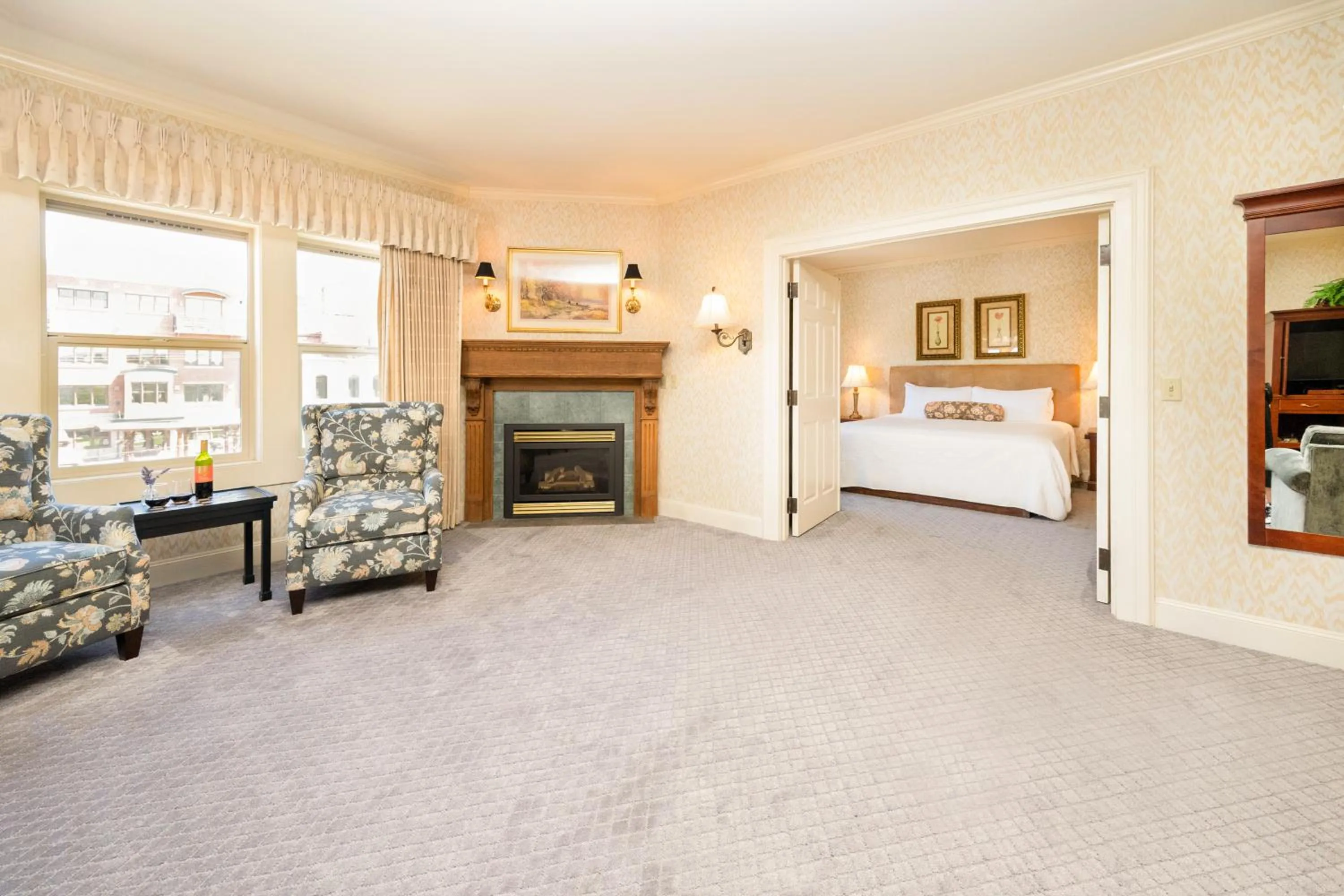 Seating area, Bed in Fairhaven Village Inn