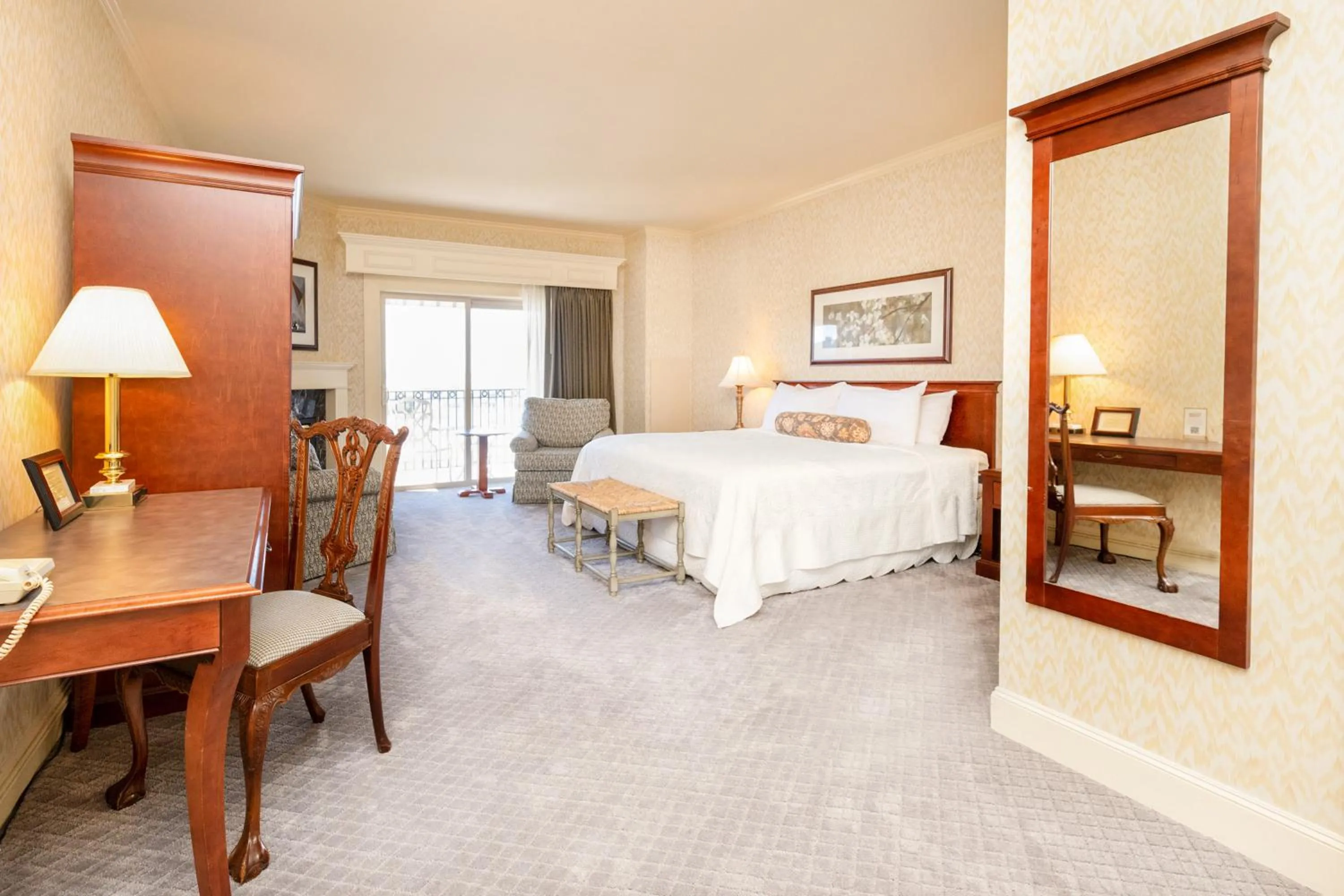 Bed in Fairhaven Village Inn