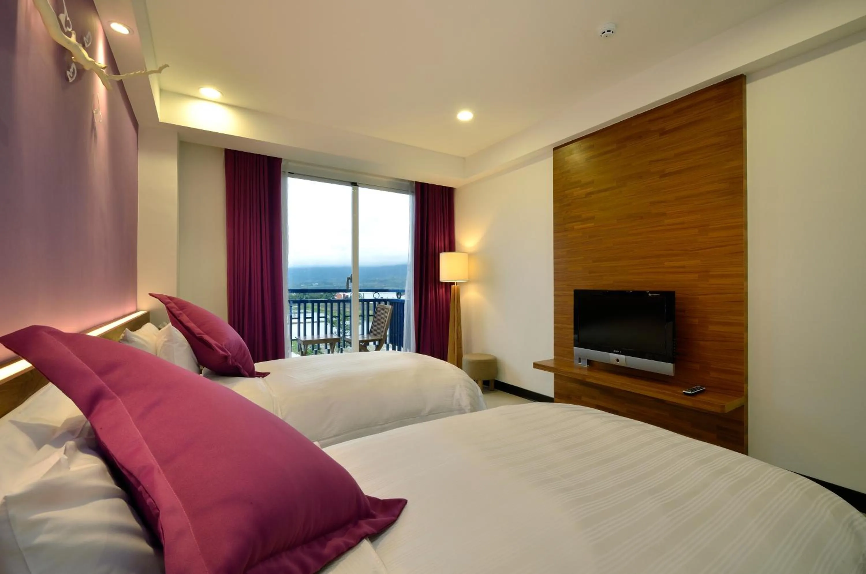 Photo of the whole room, Bed in J Resort