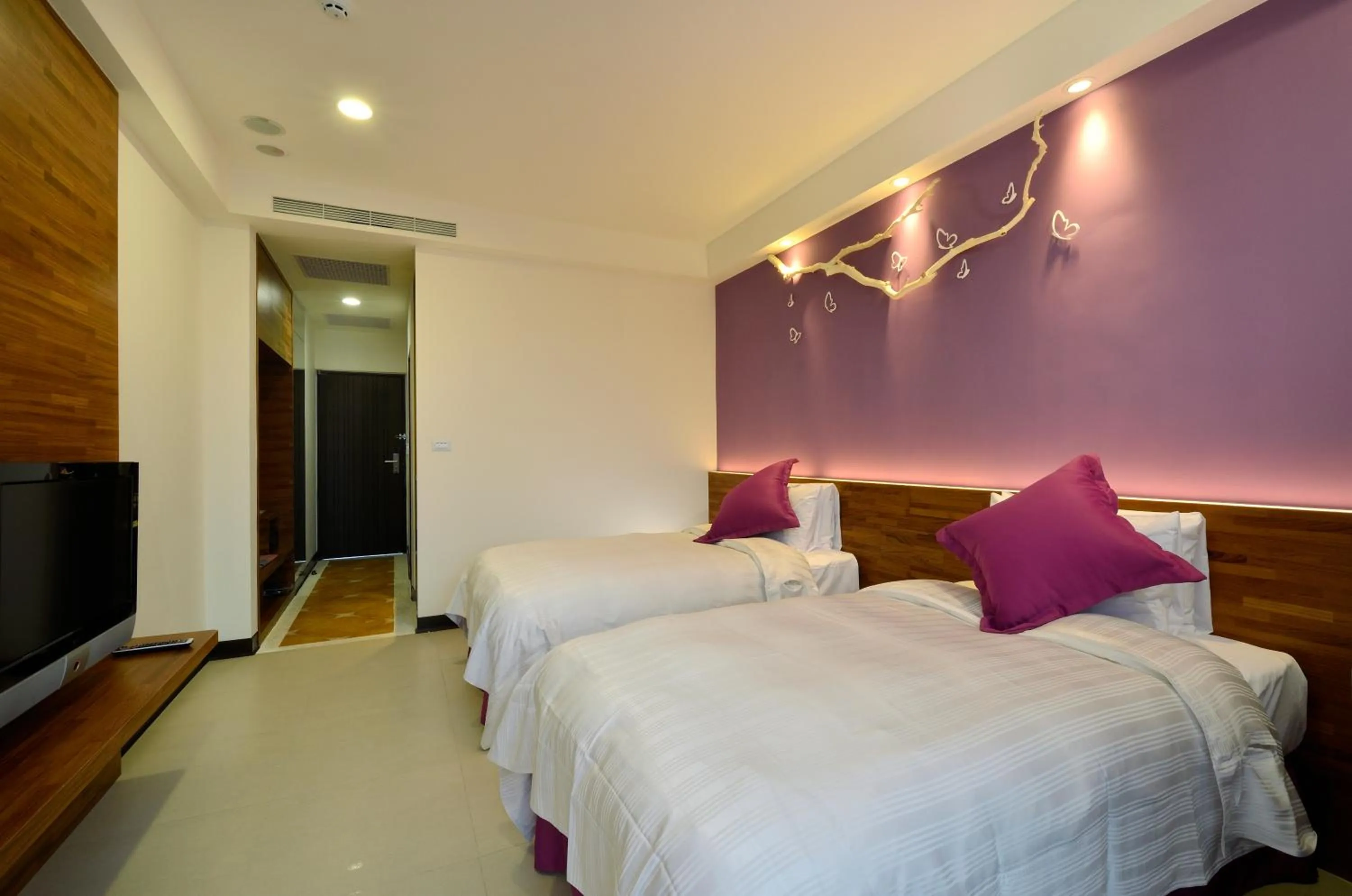 Photo of the whole room, Bed in J Resort